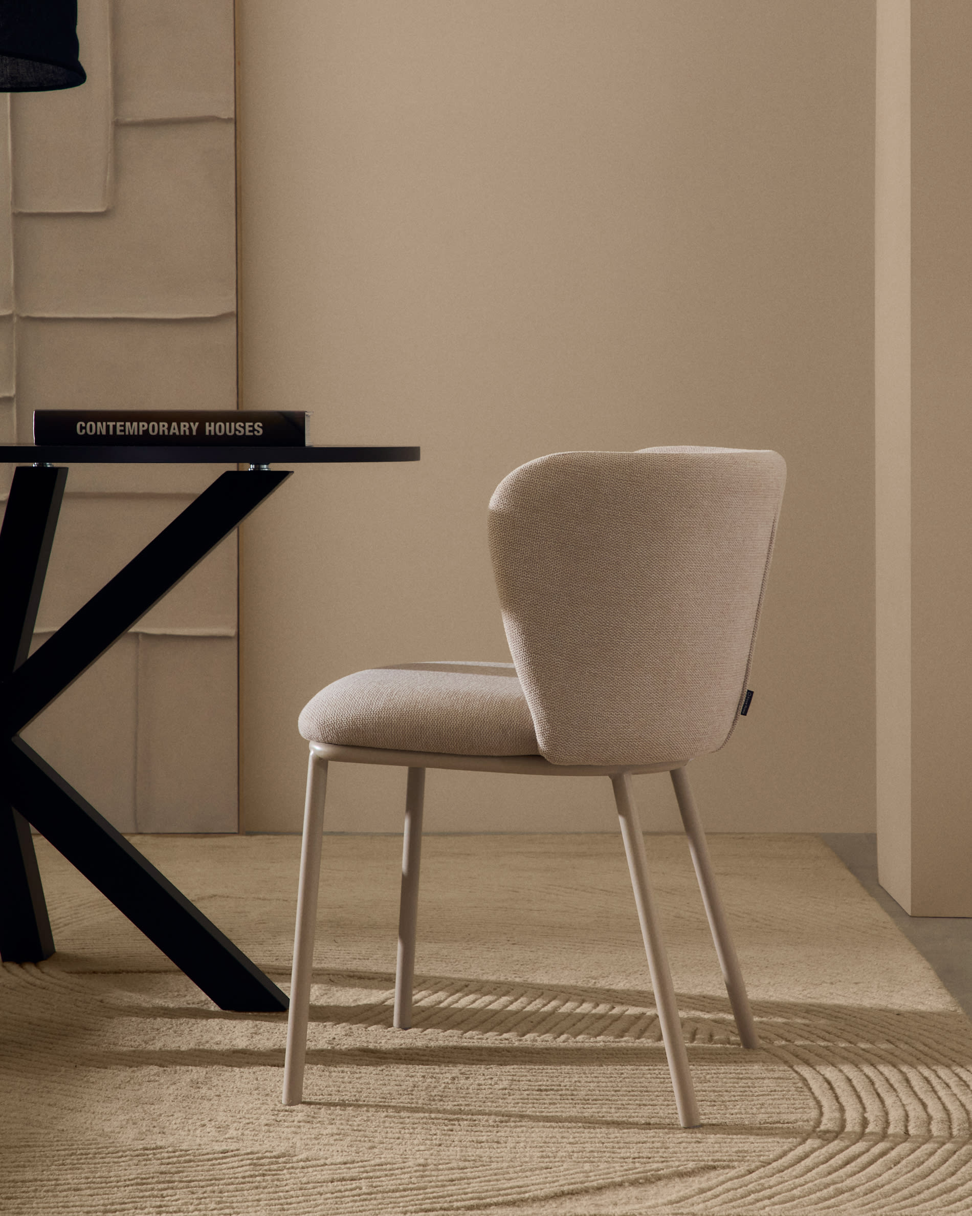 Moderner Stuhl Ciselia aus beigem Chenille und FSC-zertifiziertem Stahl, perfekt für nachhaltige und elegante Wohnräume.