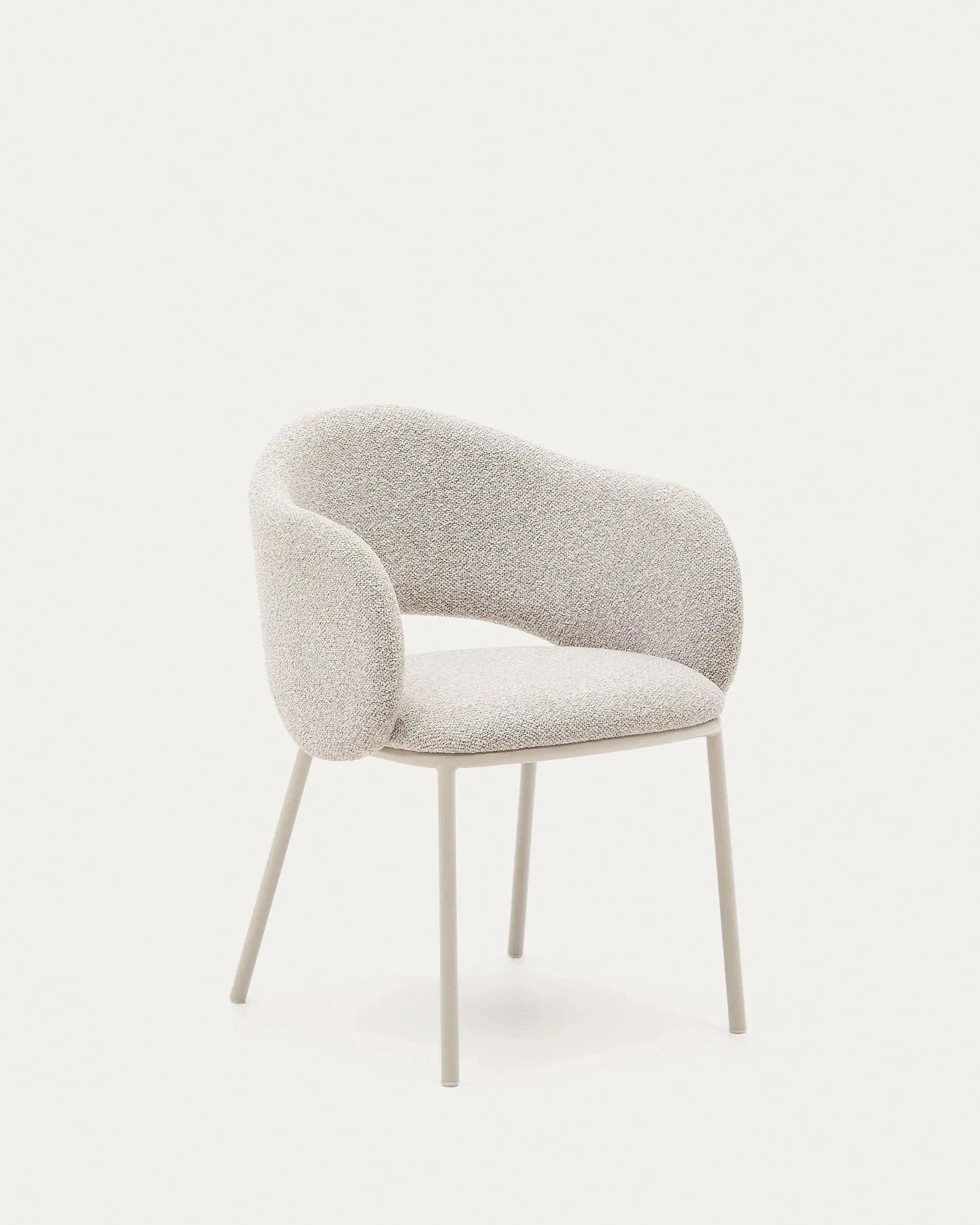 3D-Modell des Stuhls Maina: Beiger Chenille-Bezug, Stahlbeine, FSC-zertifiziert, elegant und komfortabel.