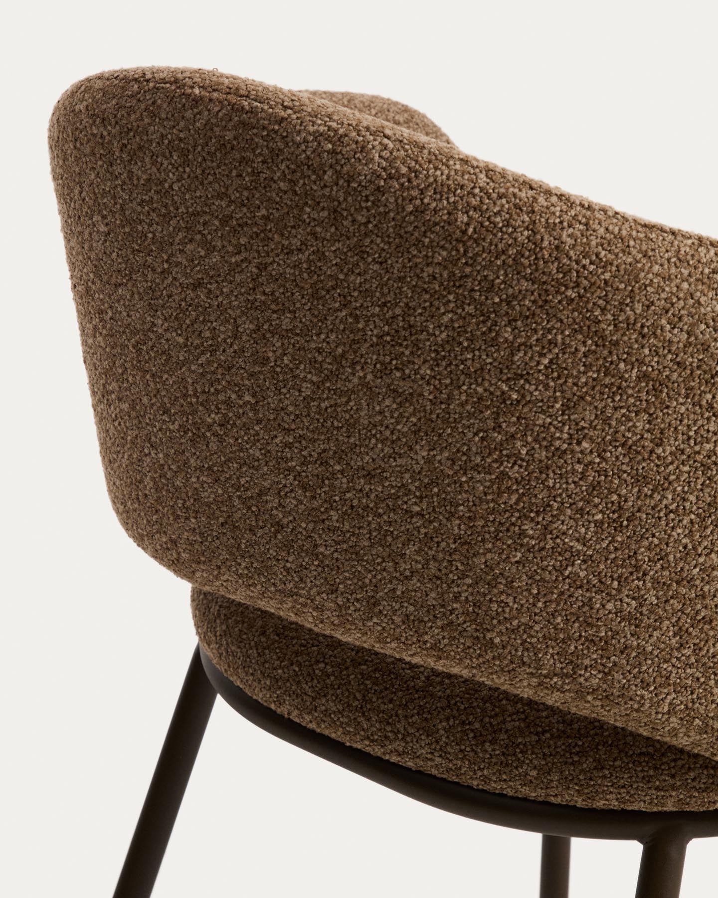 Maina Stuhl aus dicker brauner Chenille und Stahlbeinen mit brauner Beschichtung FSC Mix Credit in Braun präsentiert im Onlineshop von KAQTU Design AG. Stuhl ist von Kave Home