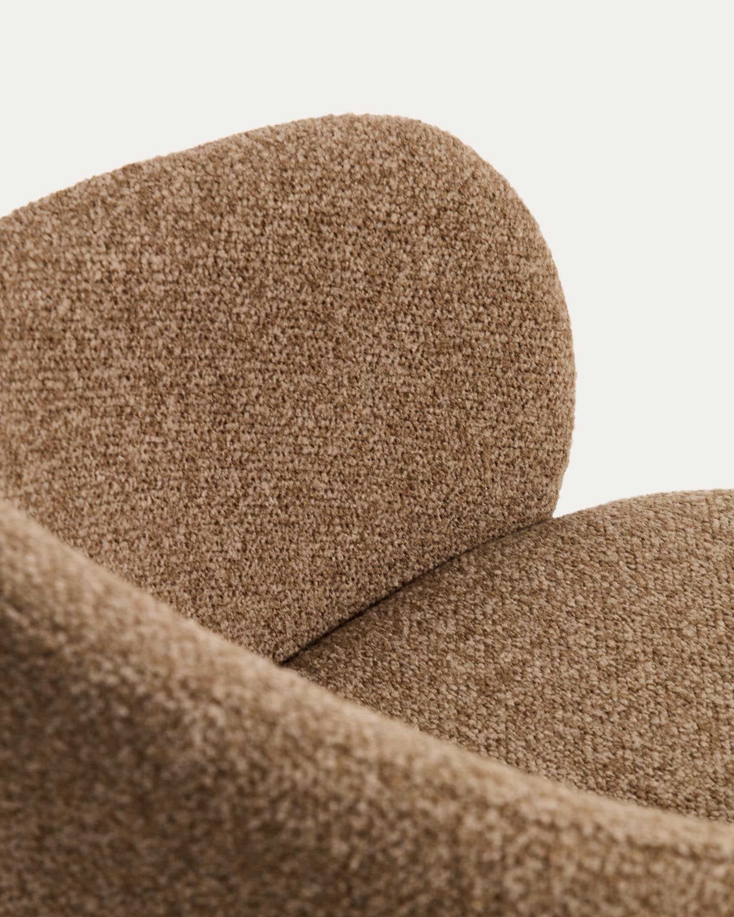 Maina Stuhl aus dicker brauner Chenille und Stahlbeinen mit brauner Beschichtung FSC Mix Credit in Braun präsentiert im Onlineshop von KAQTU Design AG. Stuhl ist von Kave Home