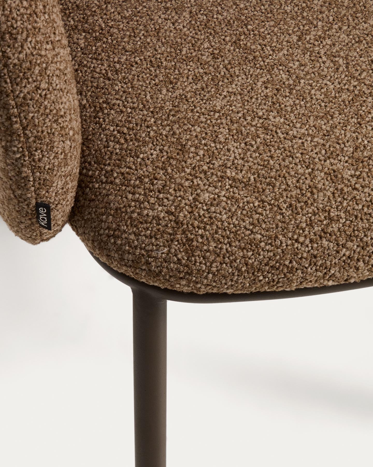 Maina Stuhl aus dicker brauner Chenille und Stahlbeinen mit brauner Beschichtung FSC Mix Credit in Braun präsentiert im Onlineshop von KAQTU Design AG. Stuhl ist von Kave Home