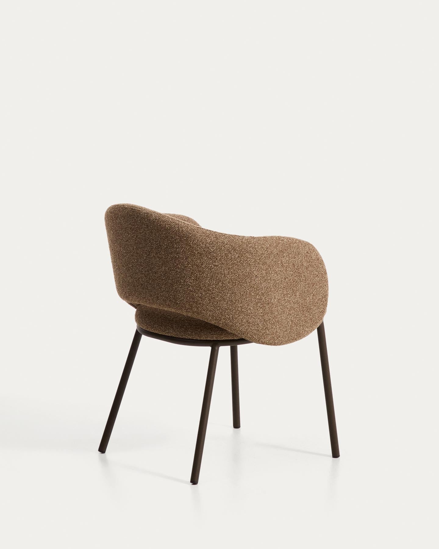 Maina Stuhl aus dicker brauner Chenille und Stahlbeinen mit brauner Beschichtung FSC Mix Credit in Braun präsentiert im Onlineshop von KAQTU Design AG. Stuhl ist von Kave Home