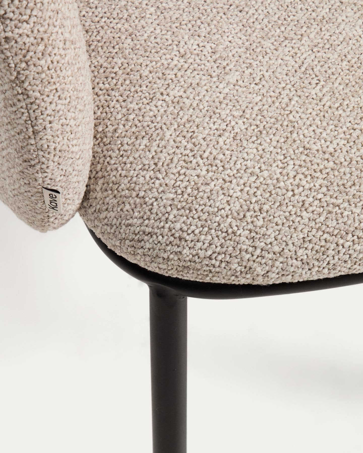 Maina Stuhl aus dicker beigefarbener Chenille mit schwarzen Stahlbeinen mit schwarzer Beschichtung FSC Mix Credit in Beige präsentiert im Onlineshop von KAQTU Design AG. Stuhl ist von Kave Home