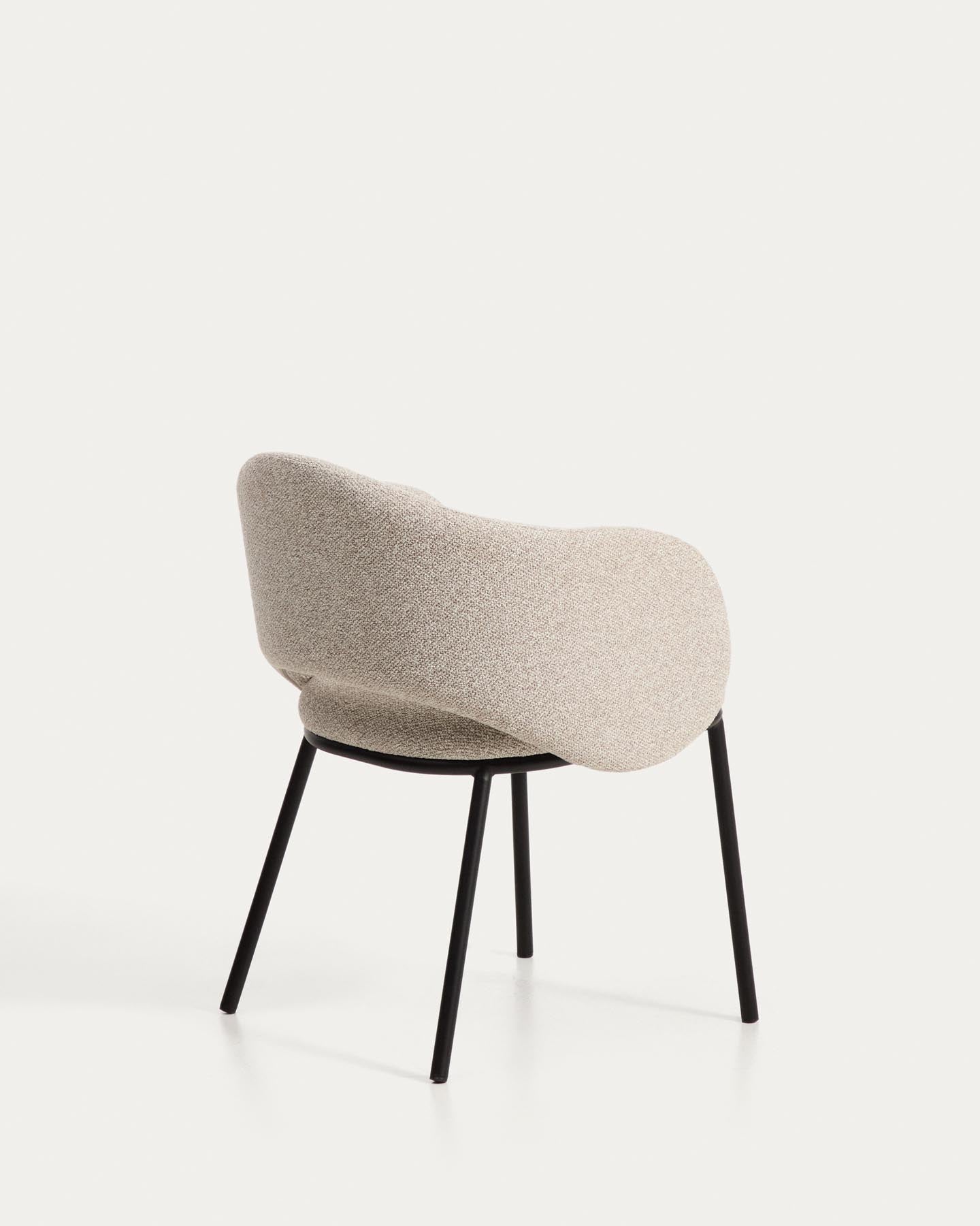 Maina Stuhl aus dicker beigefarbener Chenille mit schwarzen Stahlbeinen mit schwarzer Beschichtung FSC Mix Credit in Beige präsentiert im Onlineshop von KAQTU Design AG. Stuhl ist von Kave Home