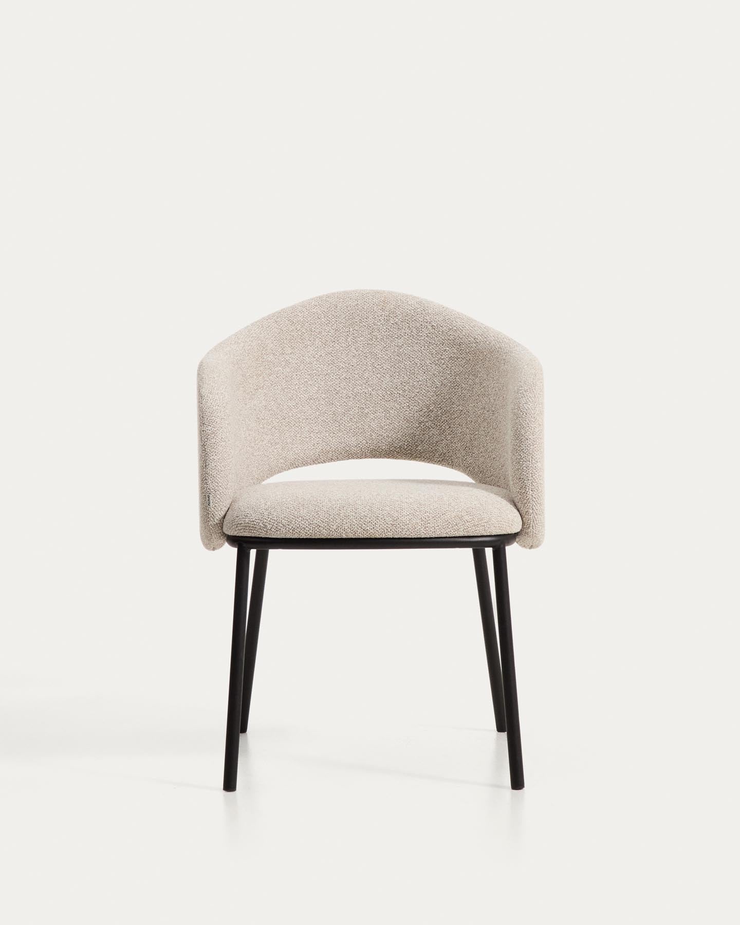 Maina Stuhl aus dicker beigefarbener Chenille mit schwarzen Stahlbeinen mit schwarzer Beschichtung FSC Mix Credit in Beige präsentiert im Onlineshop von KAQTU Design AG. Stuhl ist von Kave Home