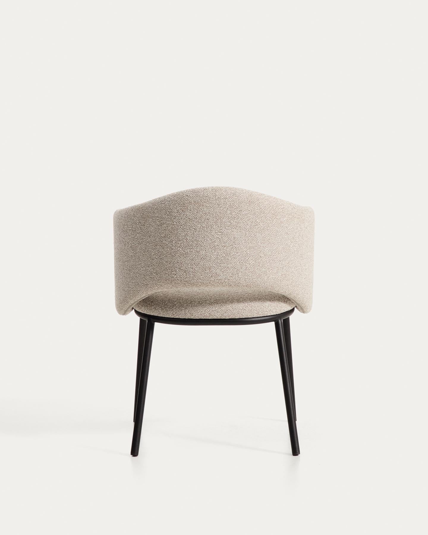 Maina Stuhl aus dicker beigefarbener Chenille mit schwarzen Stahlbeinen mit schwarzer Beschichtung FSC Mix Credit in Beige präsentiert im Onlineshop von KAQTU Design AG. Stuhl ist von Kave Home