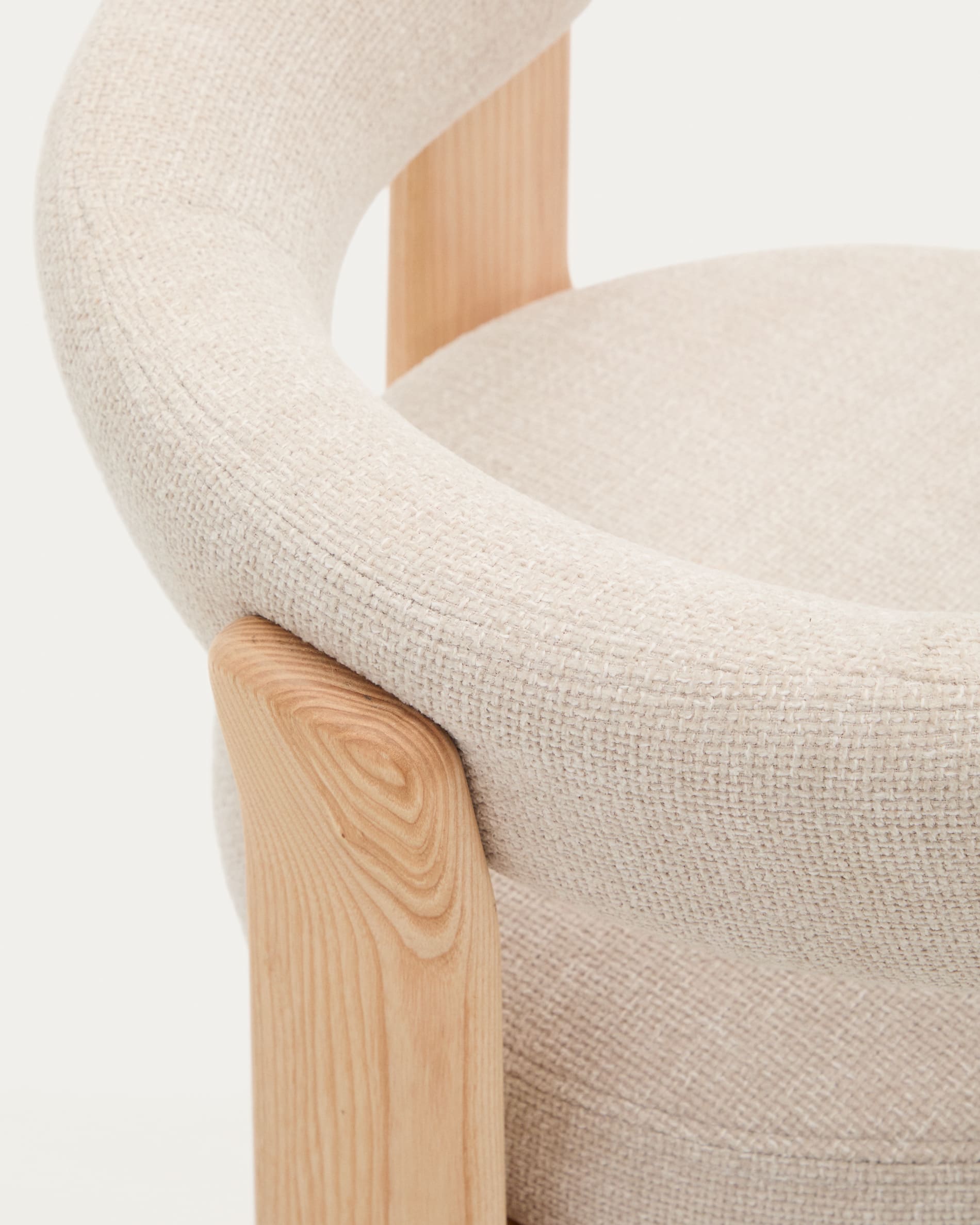 Entdecken Sie den Granite Stuhl: Beige Chenille, 3 Beine aus massivem Eschenholz, umweltfreundlich und elegant. Perfekt für jeden Raum!