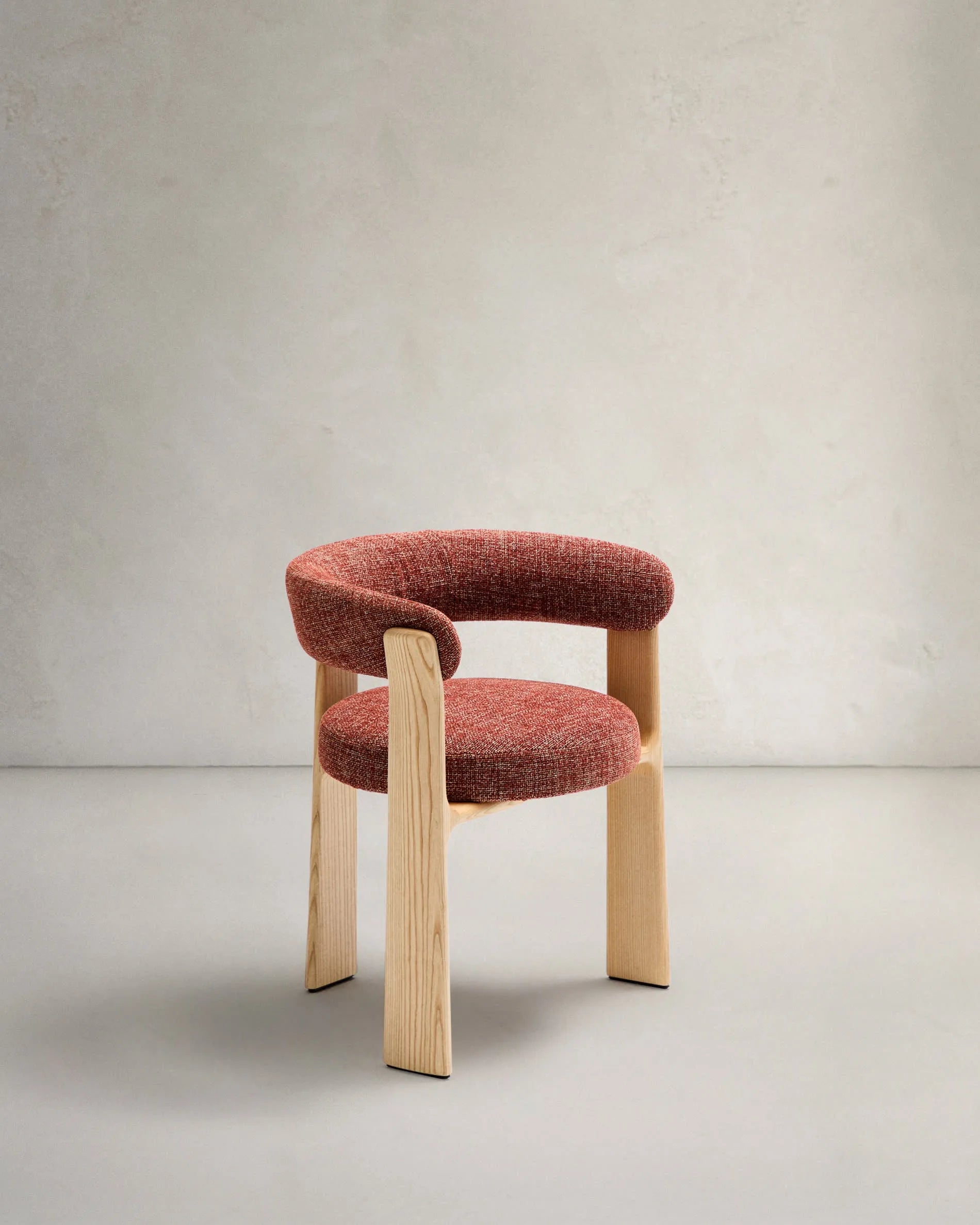 3D-Modell: Stuhl Granite, 3 Beine, Terrakotta Chenille, Eschenholz, skandinavisches Design, FSC-zertifiziert, AR-kompatibel.