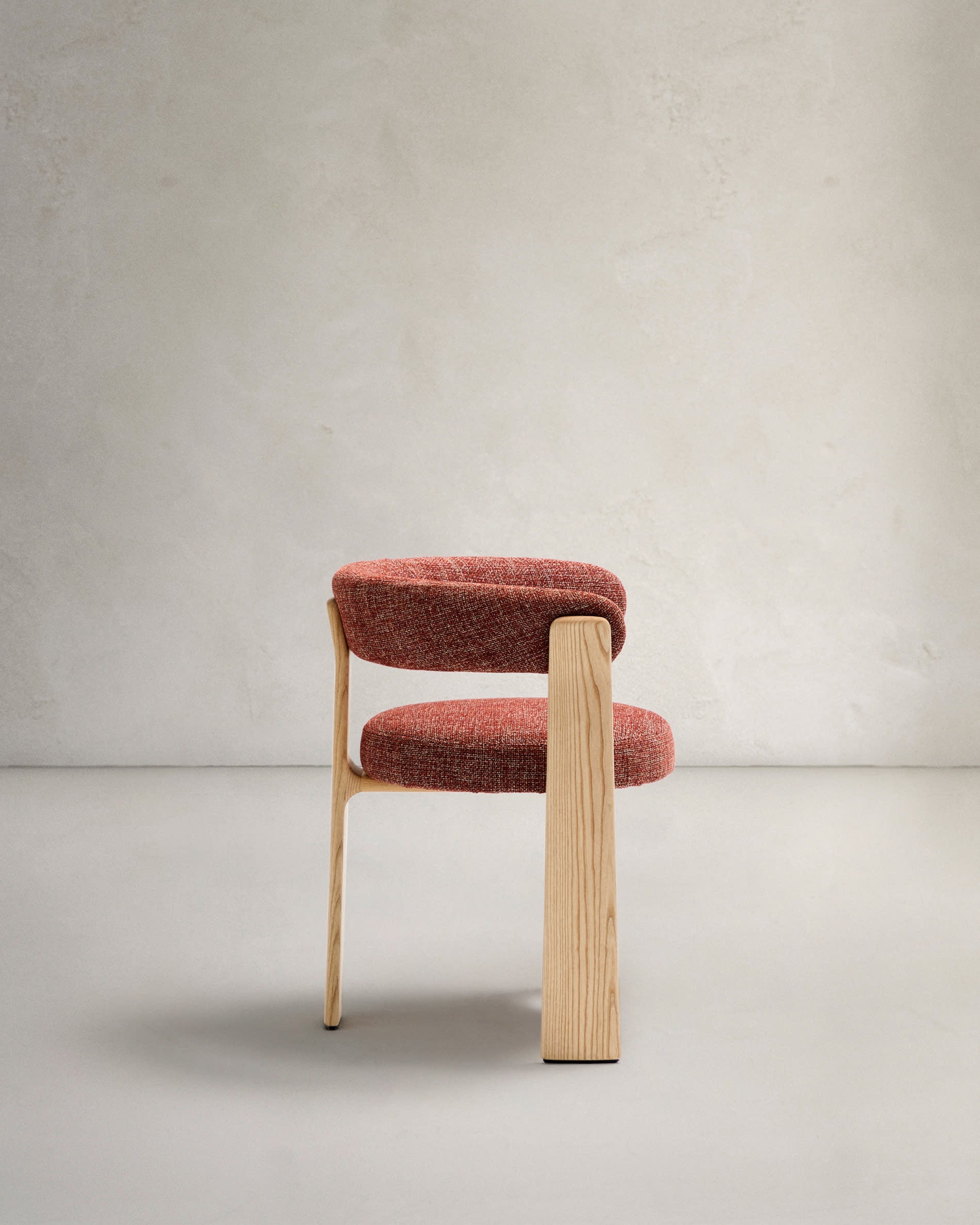 Moderner Stuhl mit 3 Beinen, Terrakotta Chenille-Polsterung, massivem Eschenholz und natürlichem Finish, FSC-zertifiziert.