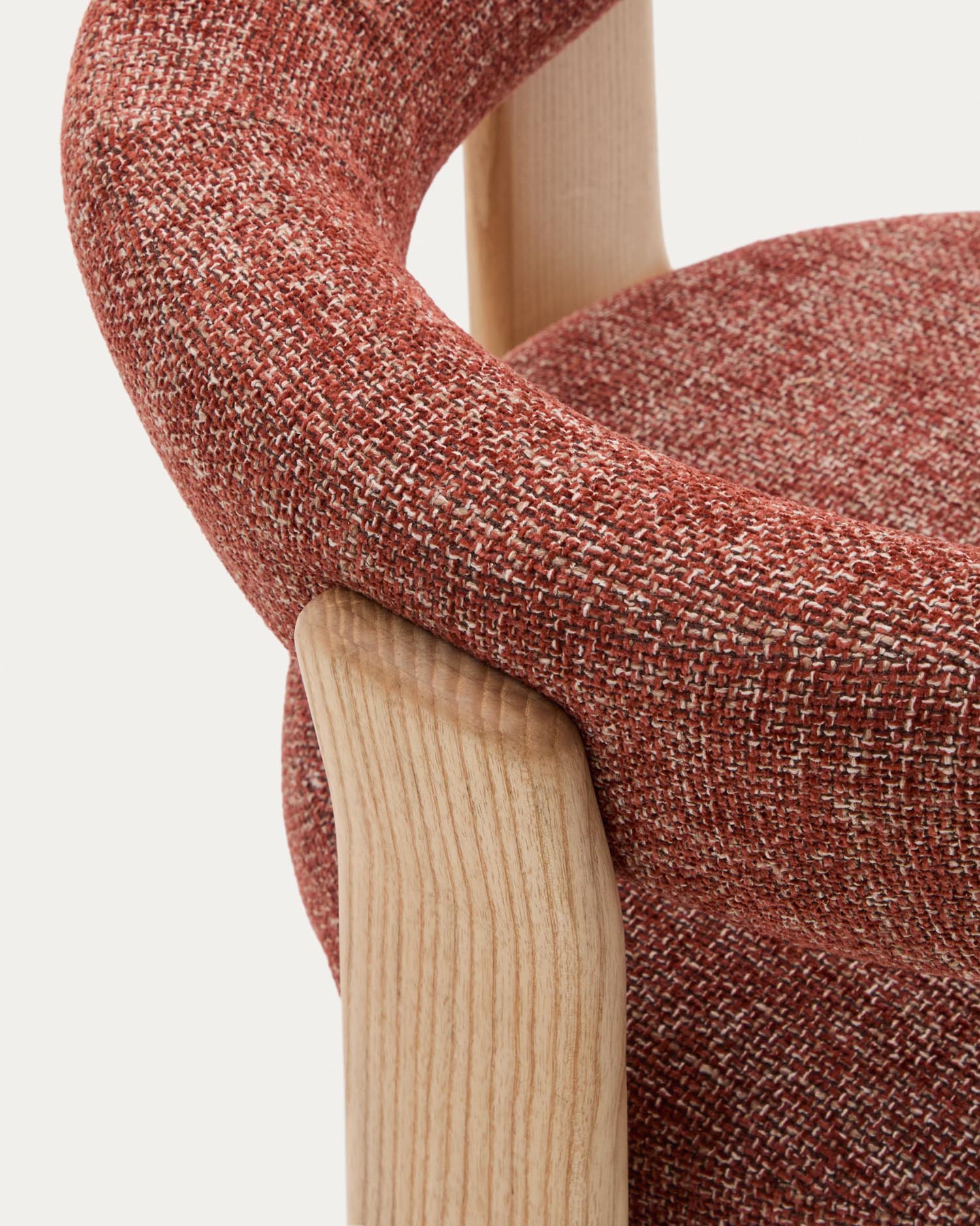Eleganter 3-beiniger Stuhl mit Terrakotta Chenille-Bezug, massivem Eschenholz und natürlichem Finish, FSC-zertifiziert.
