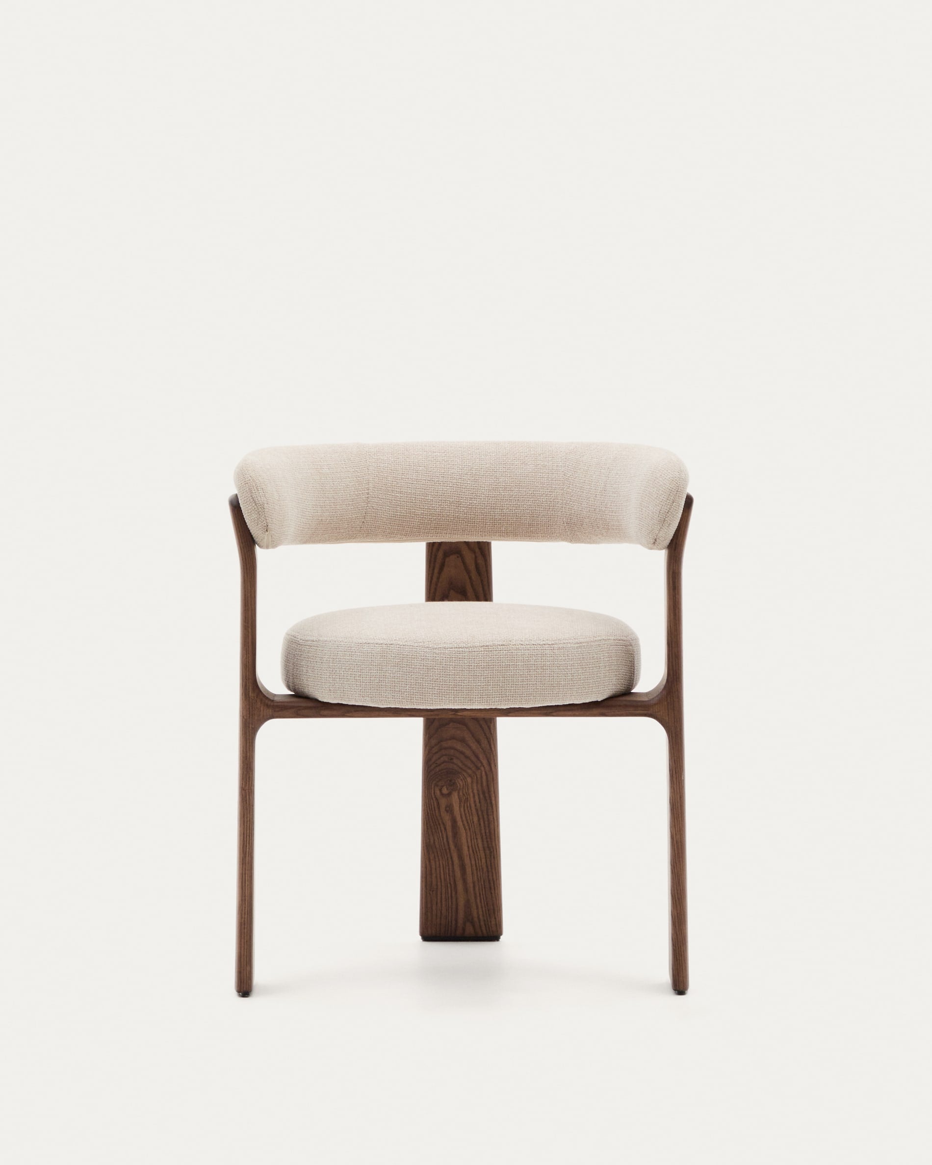 Eleganter Stuhl mit 3 Beinen, beige Chenille, massives Eschenholz mit Walnuss-Finish, umweltfreundlich und stilvoll von Kave Home.