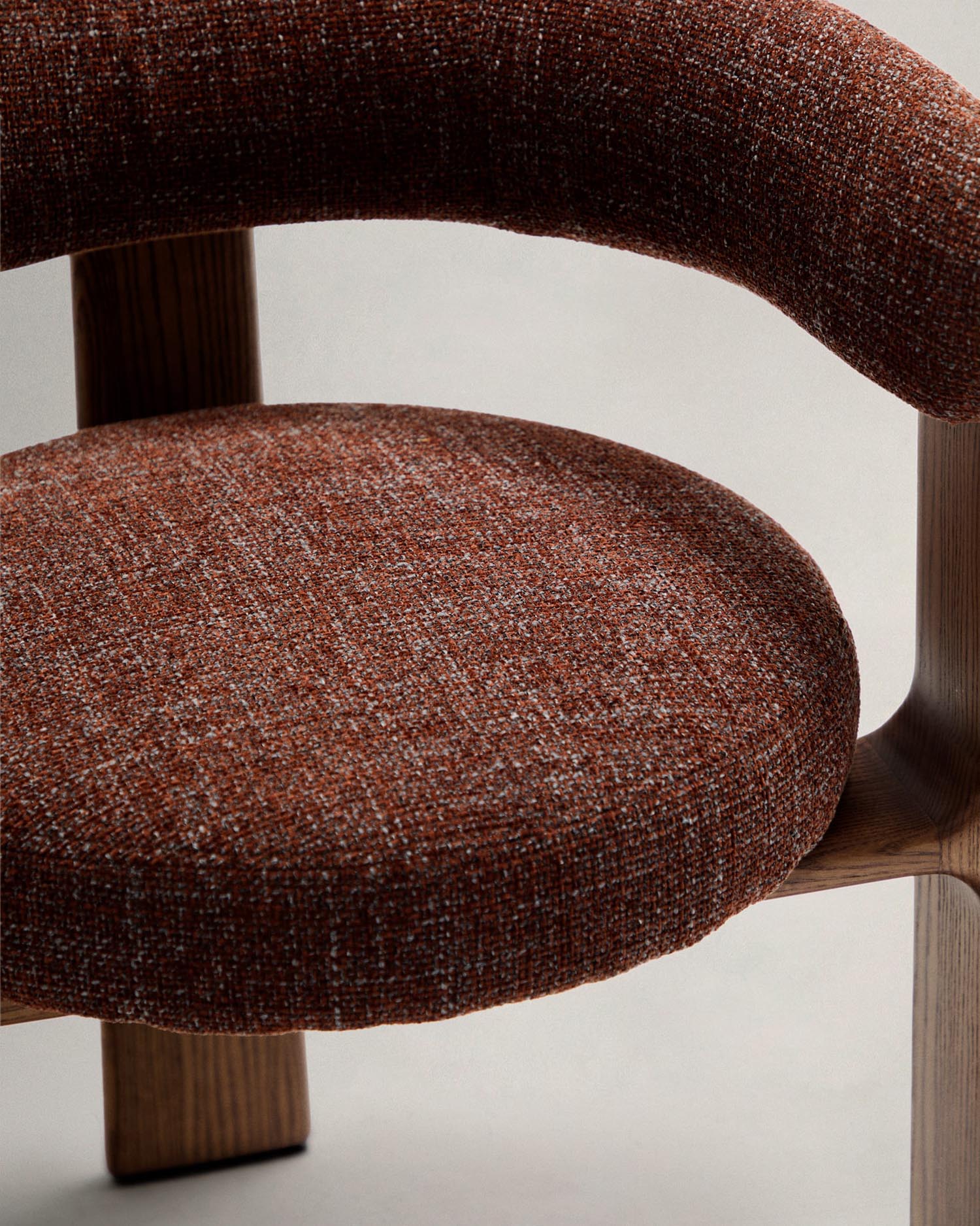 Stuhl Granite: Stilvoller 3-Bein-Stuhl aus braunem Chenille und massivem Eschenholz mit Walnuss-Finish, ideal für jedes Zuhause.