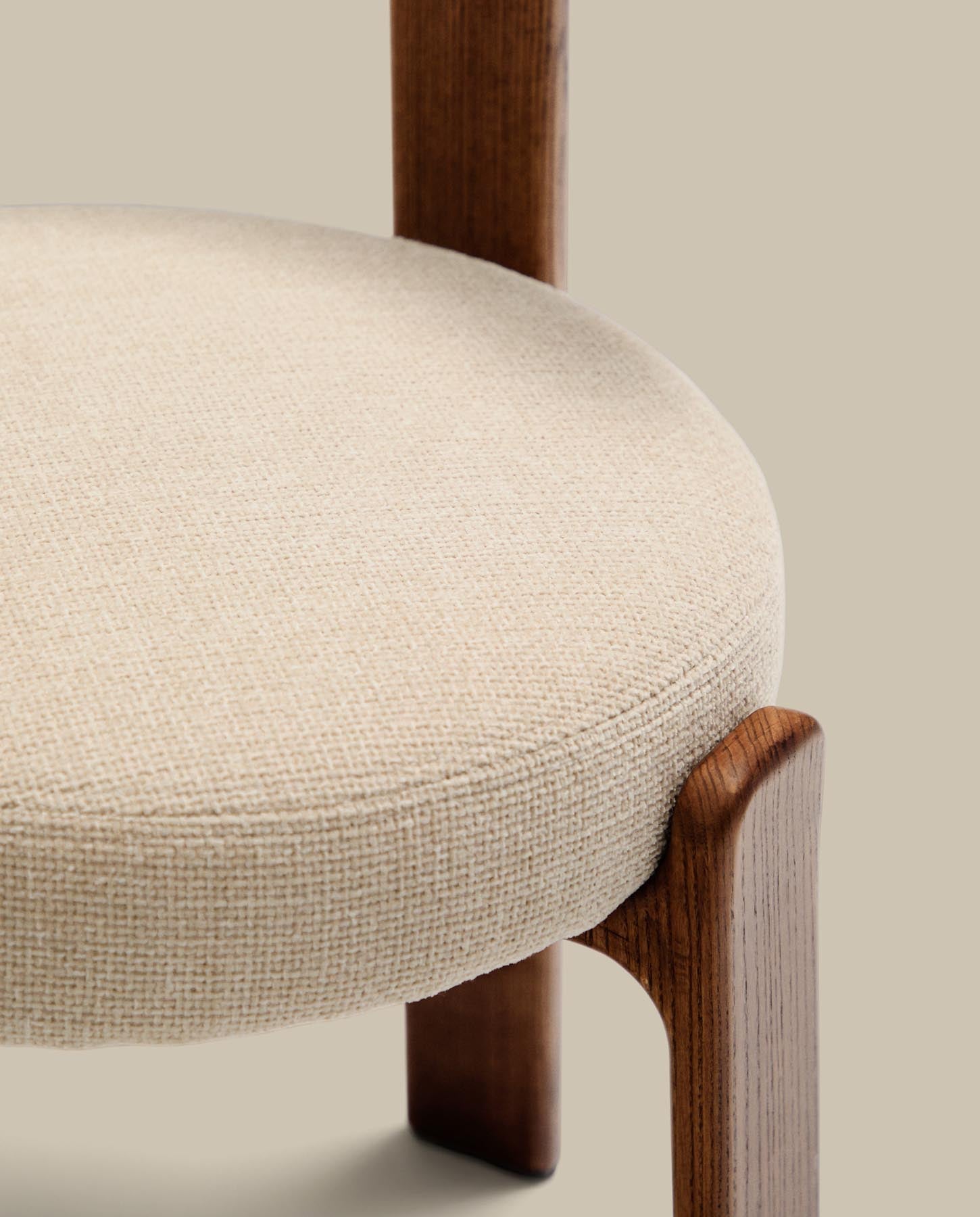 Stuhl Granite, schwer entflammbar, aus beiger Chenille und massivem Eschenholz mit nussbaumfarbenem Finish, FSC 100 % in Beige präsentiert im Onlineshop von KAQTU Design AG. Stuhl mit Armlehne ist von Kave Home