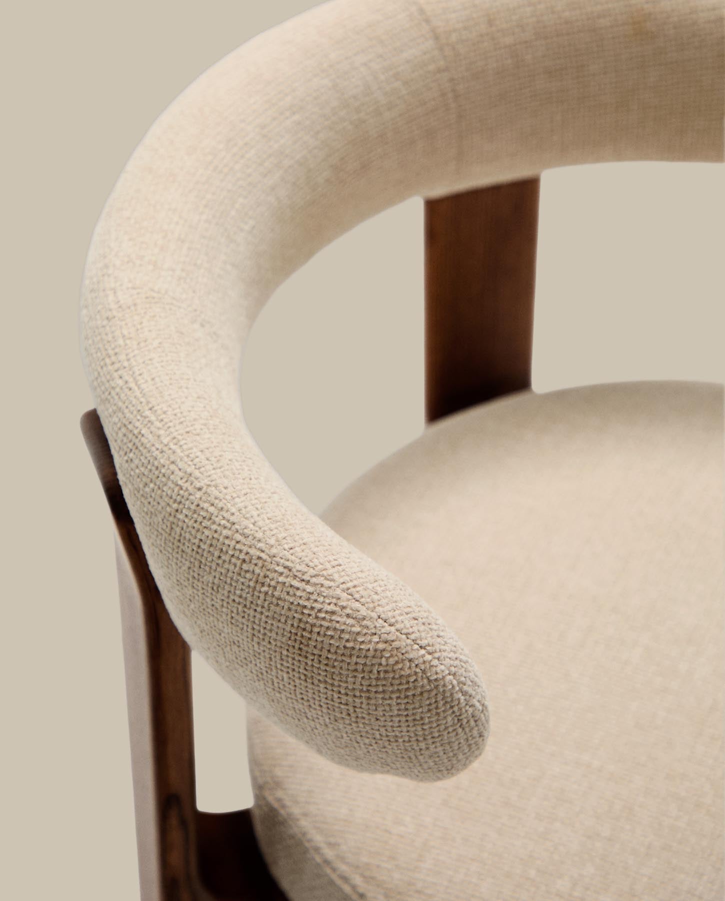 Stuhl Granite, schwer entflammbar, aus beiger Chenille und massivem Eschenholz mit nussbaumfarbenem Finish, FSC 100 % in Beige präsentiert im Onlineshop von KAQTU Design AG. Stuhl mit Armlehne ist von Kave Home