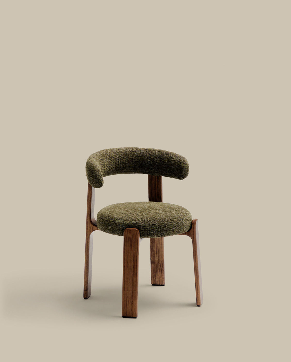Stuhl Granite, schwer entflammbar, aus grüner Chenille und massivem Eschenholz mit nussbaumfarbenem Finish, FSC 100 % in Grün präsentiert im Onlineshop von KAQTU Design AG. Stuhl mit Armlehne ist von Kave Home
