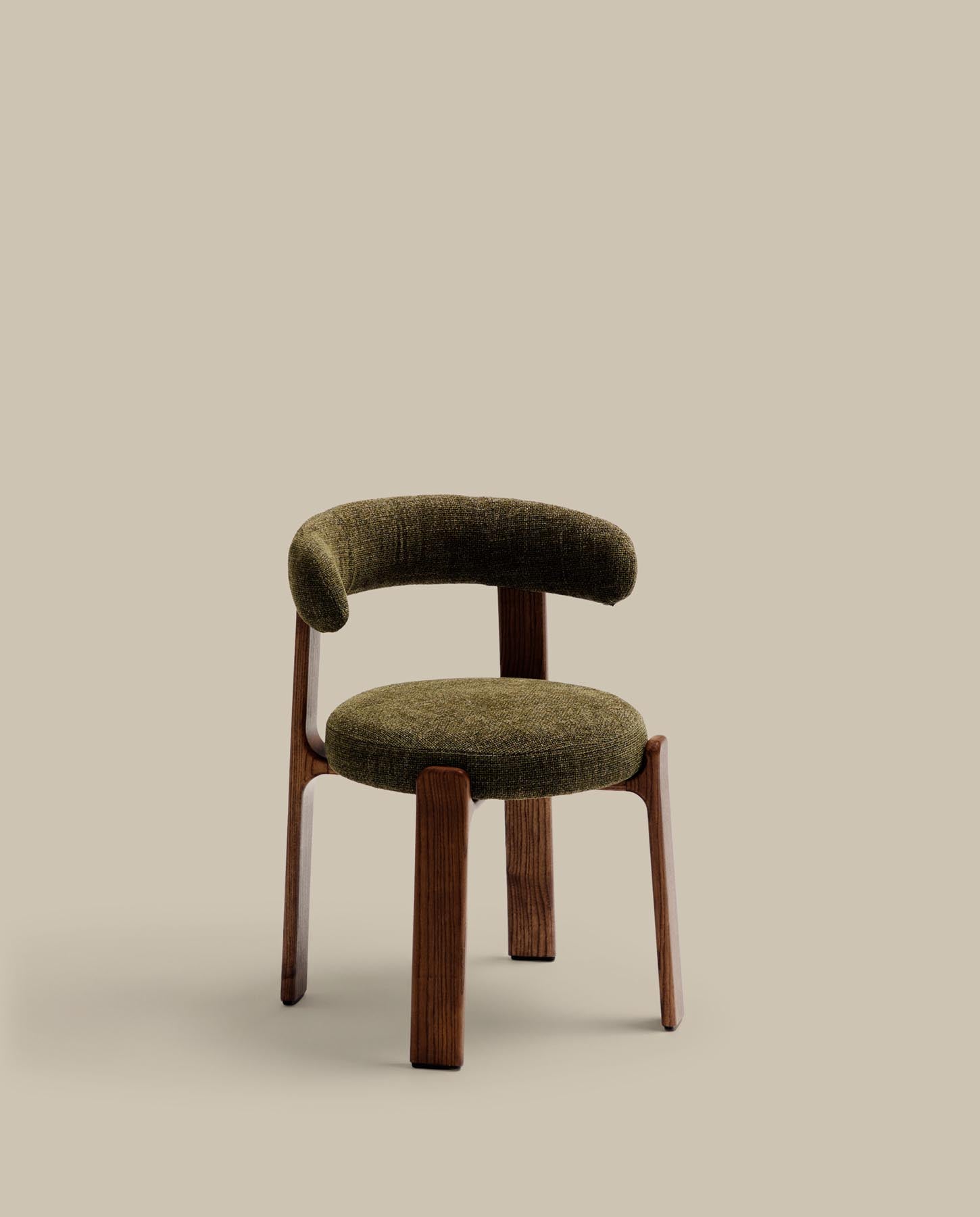 Stuhl Granite, schwer entflammbar, aus grüner Chenille und massivem Eschenholz mit nussbaumfarbenem Finish, FSC 100 % in Grün präsentiert im Onlineshop von KAQTU Design AG. Stuhl mit Armlehne ist von Kave Home