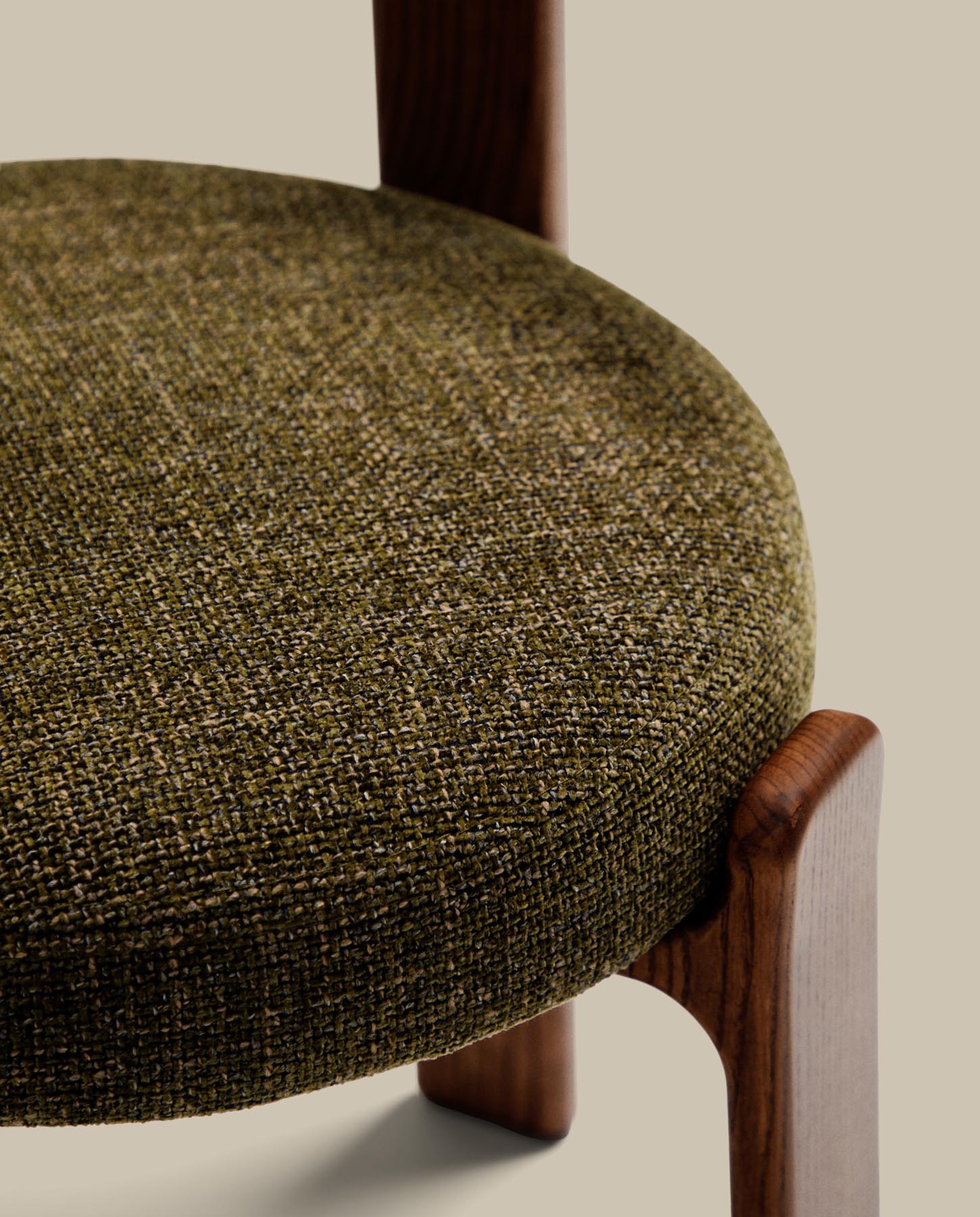 Stuhl Granite, schwer entflammbar, aus grüner Chenille und massivem Eschenholz mit nussbaumfarbenem Finish, FSC 100 % in Grün präsentiert im Onlineshop von KAQTU Design AG. Stuhl mit Armlehne ist von Kave Home