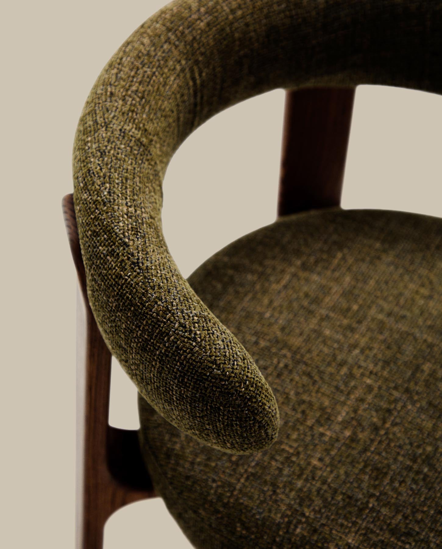 Stuhl Granite, schwer entflammbar, aus grüner Chenille und massivem Eschenholz mit nussbaumfarbenem Finish, FSC 100 % in Grün präsentiert im Onlineshop von KAQTU Design AG. Stuhl mit Armlehne ist von Kave Home
