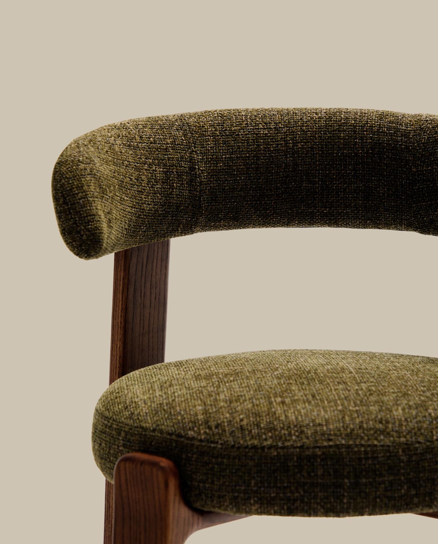 Stuhl Granite, schwer entflammbar, aus grüner Chenille und massivem Eschenholz mit nussbaumfarbenem Finish, FSC 100 % in Grün präsentiert im Onlineshop von KAQTU Design AG. Stuhl mit Armlehne ist von Kave Home