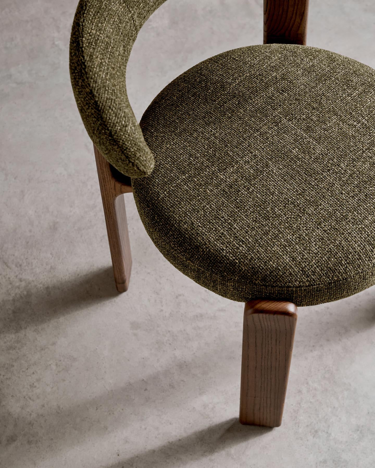 Stuhl Granite, schwer entflammbar, aus grüner Chenille und massivem Eschenholz mit nussbaumfarbenem Finish, FSC 100 % in Grün präsentiert im Onlineshop von KAQTU Design AG. Stuhl mit Armlehne ist von Kave Home