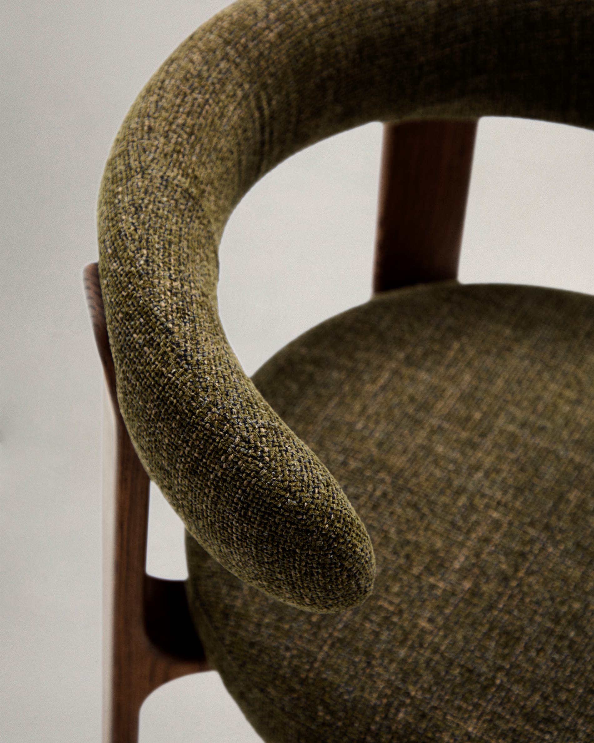Entdecken Sie den Stuhl Granite von Kave Home: Eleganter grüner Chenille-Stoff und massives Eschenholz mit Walnuss-Finish vereinen Stil und Nachhaltigkeit.