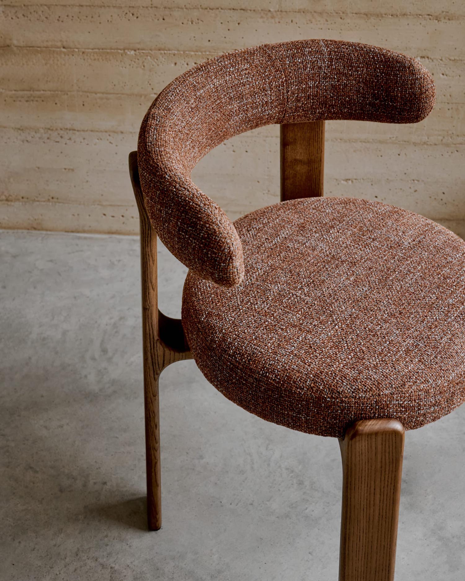 Moderner Stuhl aus brauner Chenille und FSC-zertifiziertem Eschenholz mit Walnuss-Finish, ideal für stilvolle Wohnbereiche.