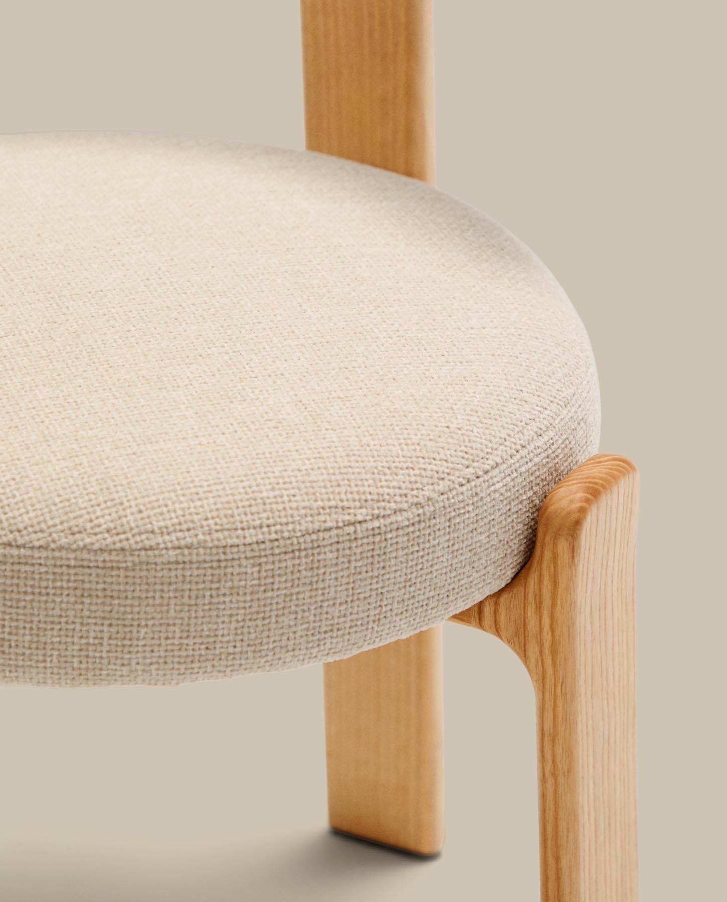 Stuhl Granite, schwer entflammbar, aus beiger Chenille und massivem Eschenholz mit naturfarbenem Finish, FSC 100 % in Beige präsentiert im Onlineshop von KAQTU Design AG. Stuhl mit Armlehne ist von Kave Home