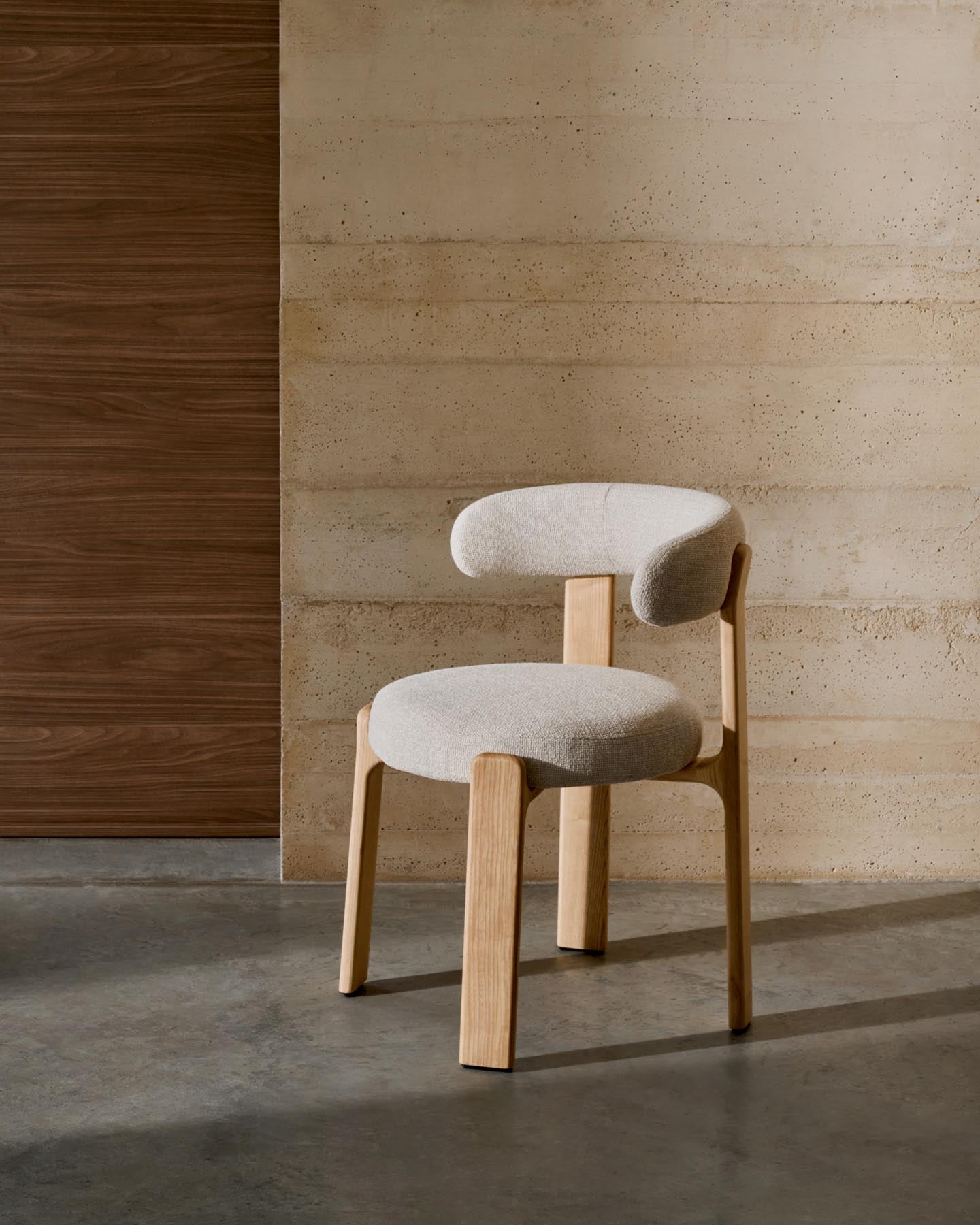 Stuhl Granite, schwer entflammbar, aus beiger Chenille und massivem Eschenholz mit naturfarbenem Finish, FSC 100 % in Beige präsentiert im Onlineshop von KAQTU Design AG. Stuhl mit Armlehne ist von Kave Home