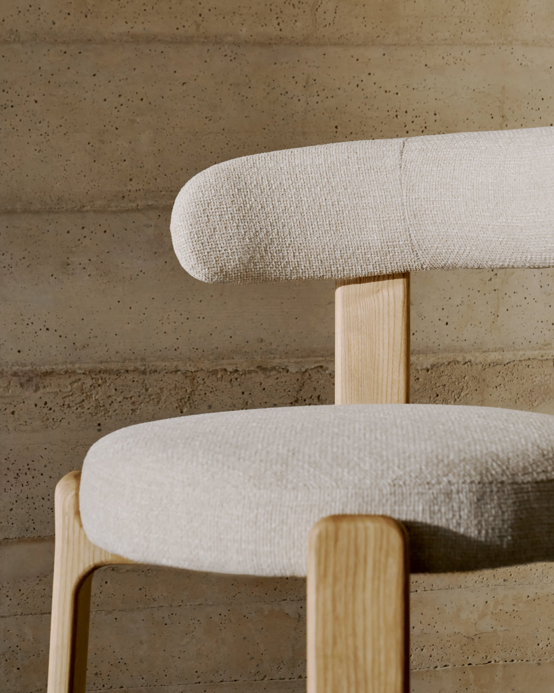 Stuhl Granite beige Chenille und massives Eschenholz mit natürlichem Finish FSC 100%