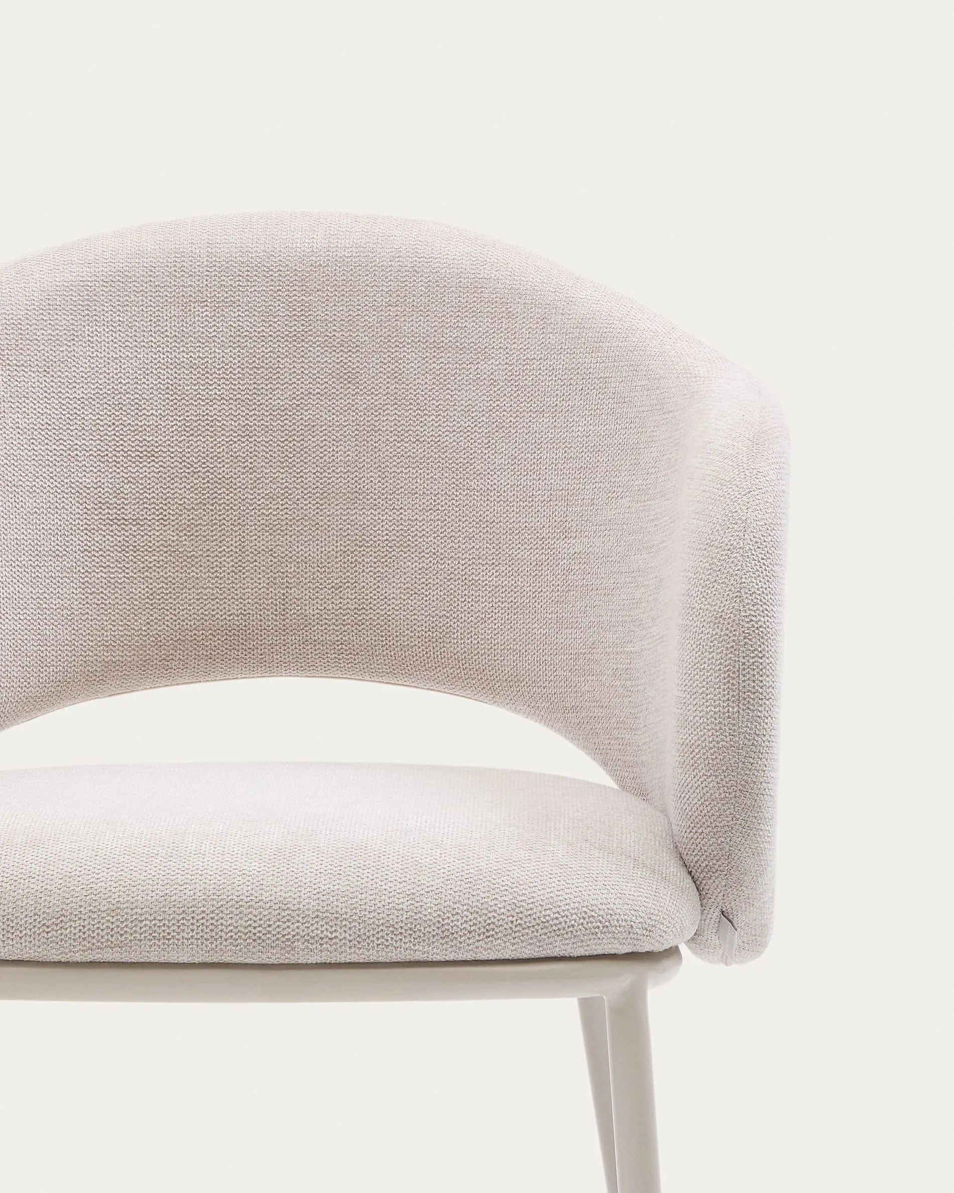 Eleganter Stuhl Maina in Beige mit nachhaltigen Stahlbeinen, FSC-zertifiziert, für stilvolle und umweltbewusste Einrichtung.