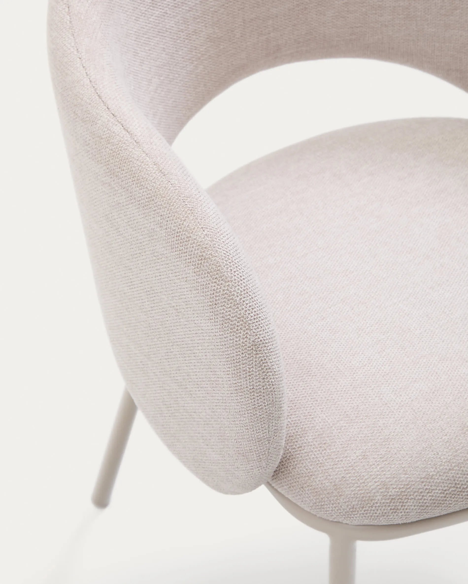 Eleganter Stuhl Maina in Beige mit nachhaltigen Stahlbeinen, FSC-zertifiziert, für stilvolle und umweltbewusste Einrichtung.