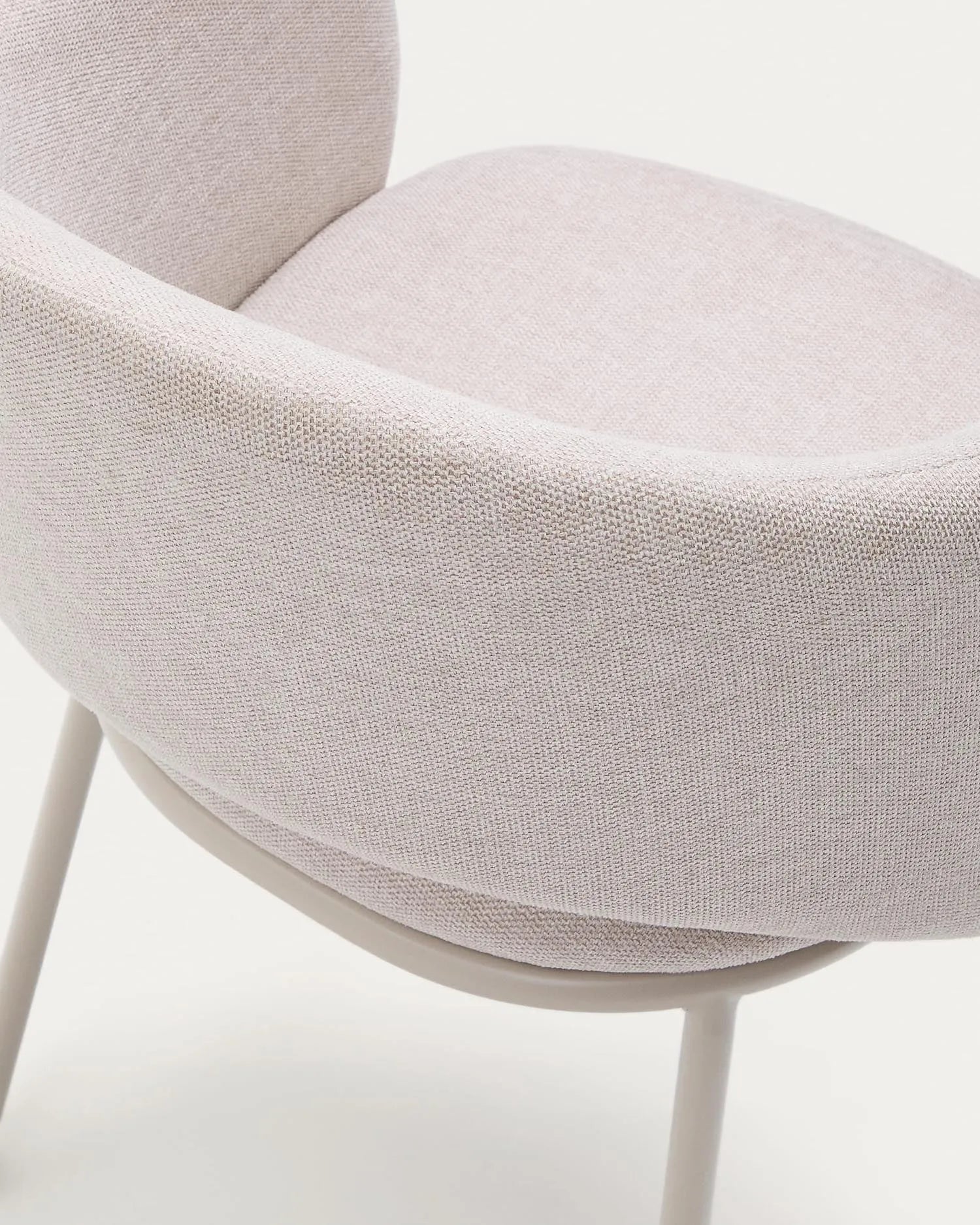 Eleganter Stuhl Maina in Beige mit nachhaltigen Stahlbeinen, FSC-zertifiziert, für stilvolle und umweltbewusste Einrichtung.