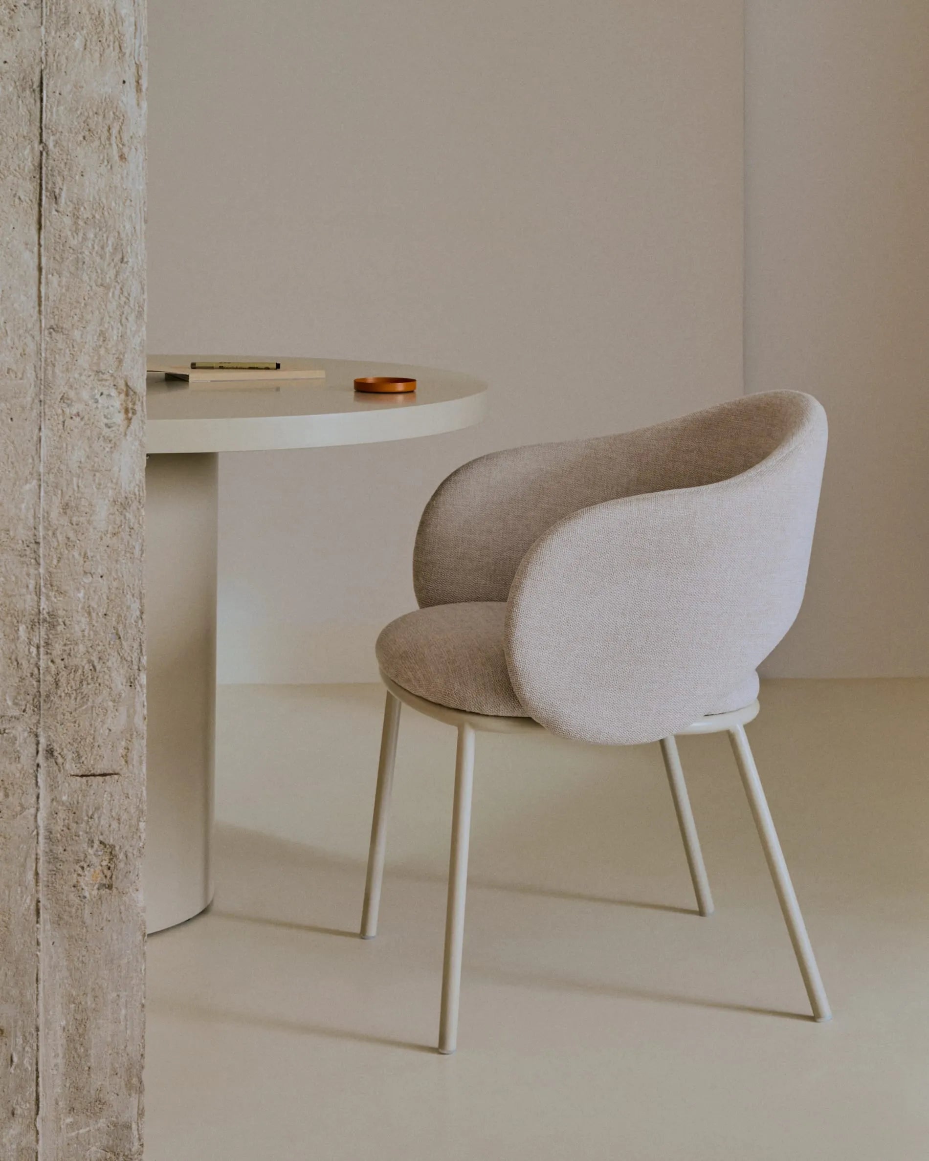 Eleganter Stuhl Maina in Beige mit nachhaltigen Stahlbeinen, FSC-zertifiziert, für stilvolle und umweltbewusste Einrichtung.