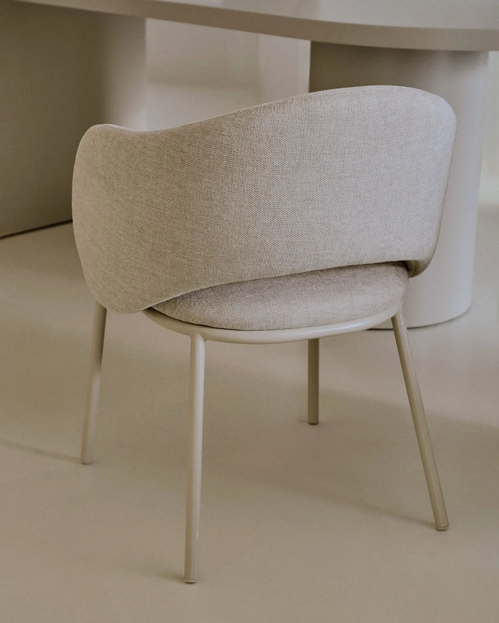 Eleganter Stuhl Maina in Beige mit nachhaltigen Stahlbeinen, FSC-zertifiziert, für stilvolle und umweltbewusste Einrichtung.