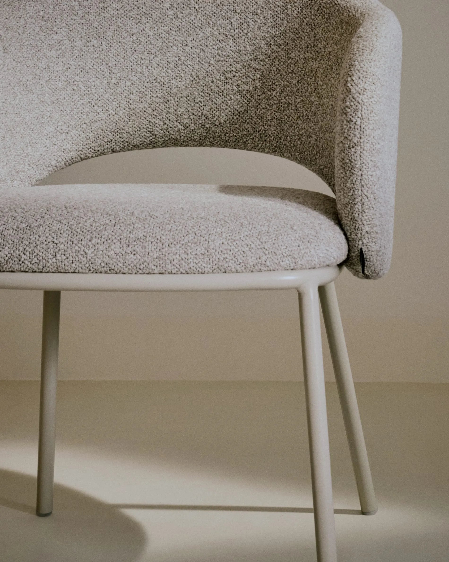 Eleganter Stuhl Maina in Beige mit nachhaltigen Stahlbeinen, FSC-zertifiziert, für stilvolle und umweltbewusste Einrichtung.
