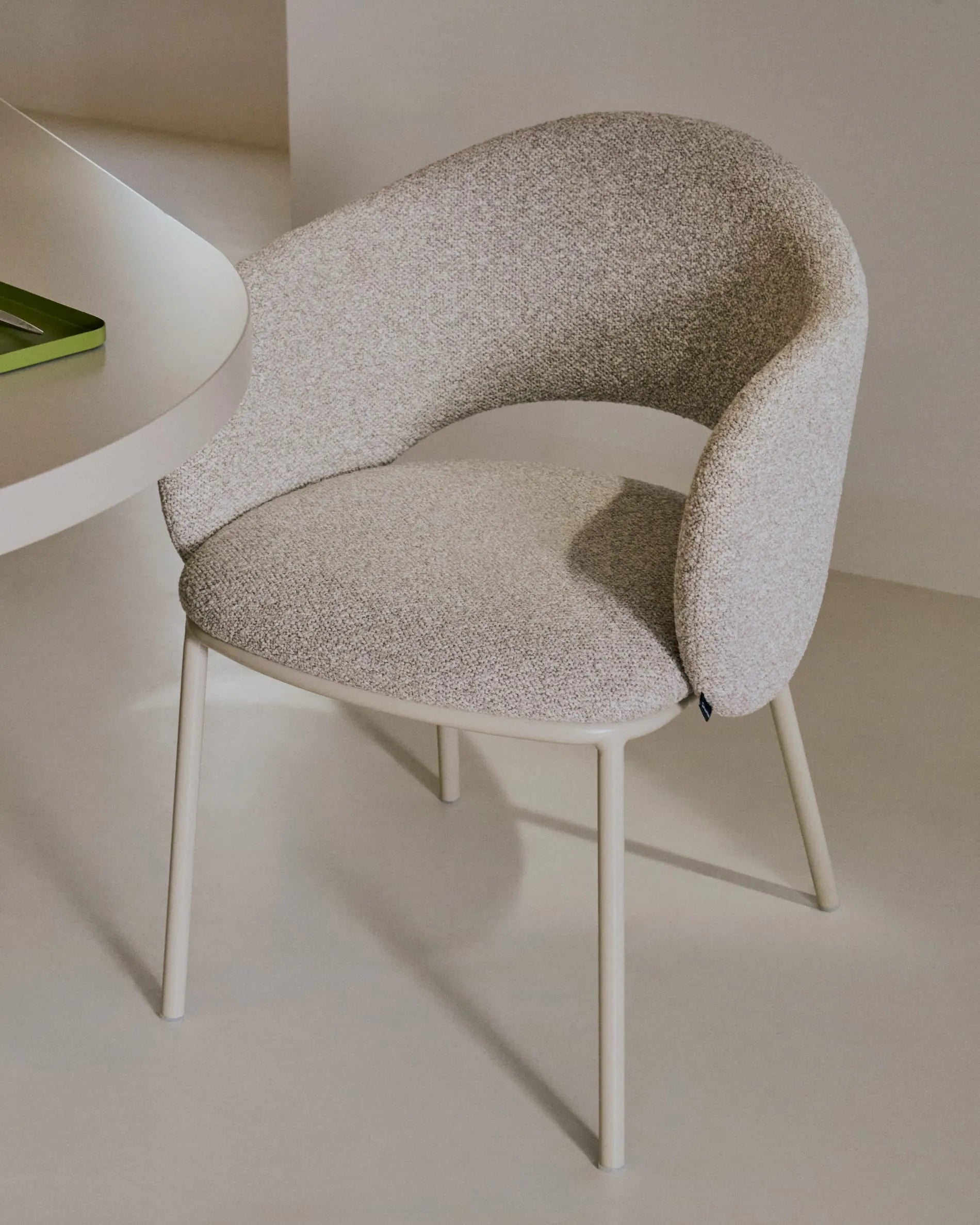 Eleganter Stuhl Maina in Beige mit nachhaltigen Stahlbeinen, FSC-zertifiziert, für stilvolle und umweltbewusste Einrichtung.
