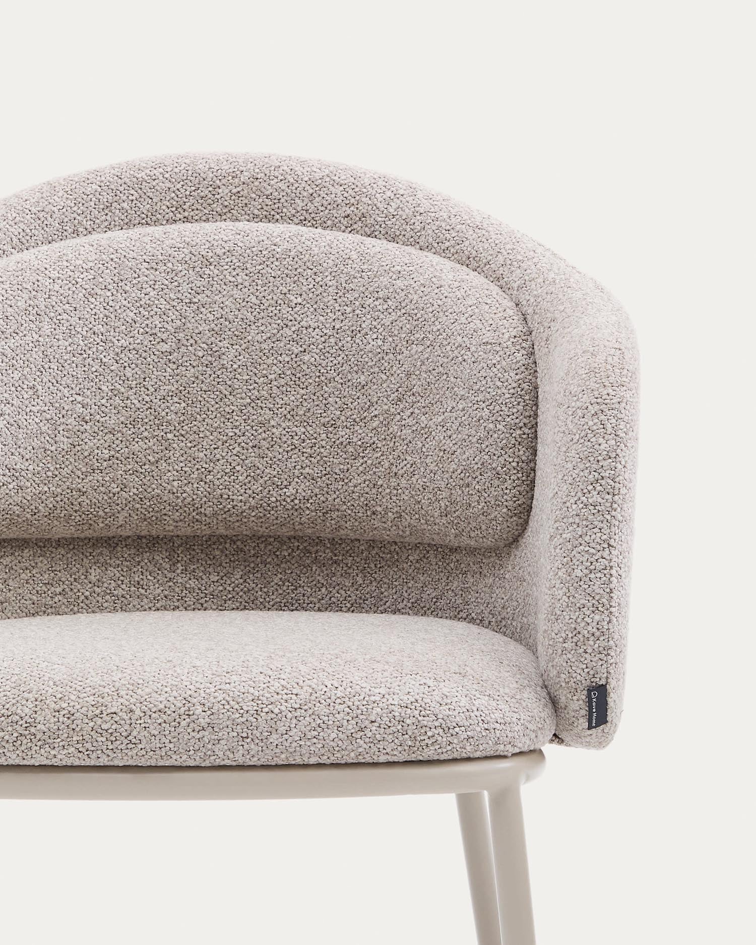 Stuhl Idaira: Beiger Chenille-Bezug, robuste Stahlbeine mit beigem Finish, FSC Mix Credit, elegantes und umweltfreundliches Möbelstück.