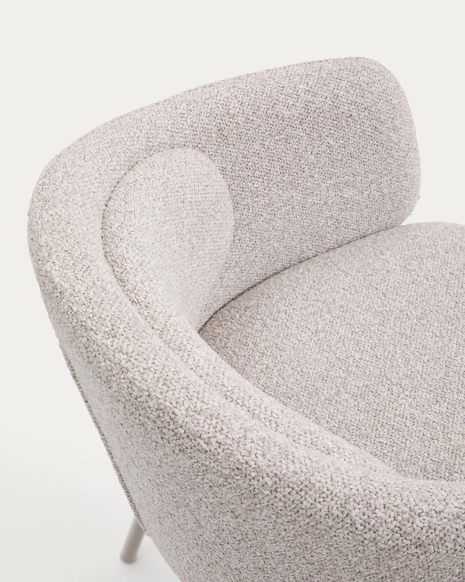 Stuhl Idaira: Eleganter beiger Chenille-Stuhl mit robusten Stahlbeinen. Nachhaltig und stilvoll, ideal für jedes Zuhause.