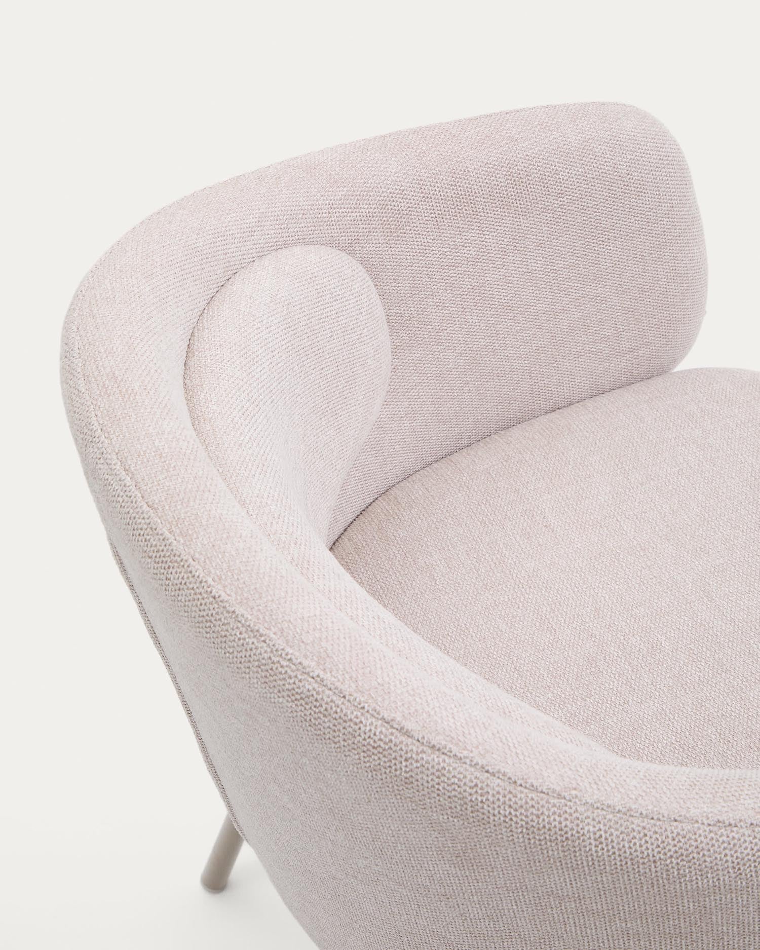 Der Stuhl Idaira in sanftem Beige mit robusten Stahlbeinen bietet stilvollen Komfort und nachhaltige Materialien für Ihr Zuhause.