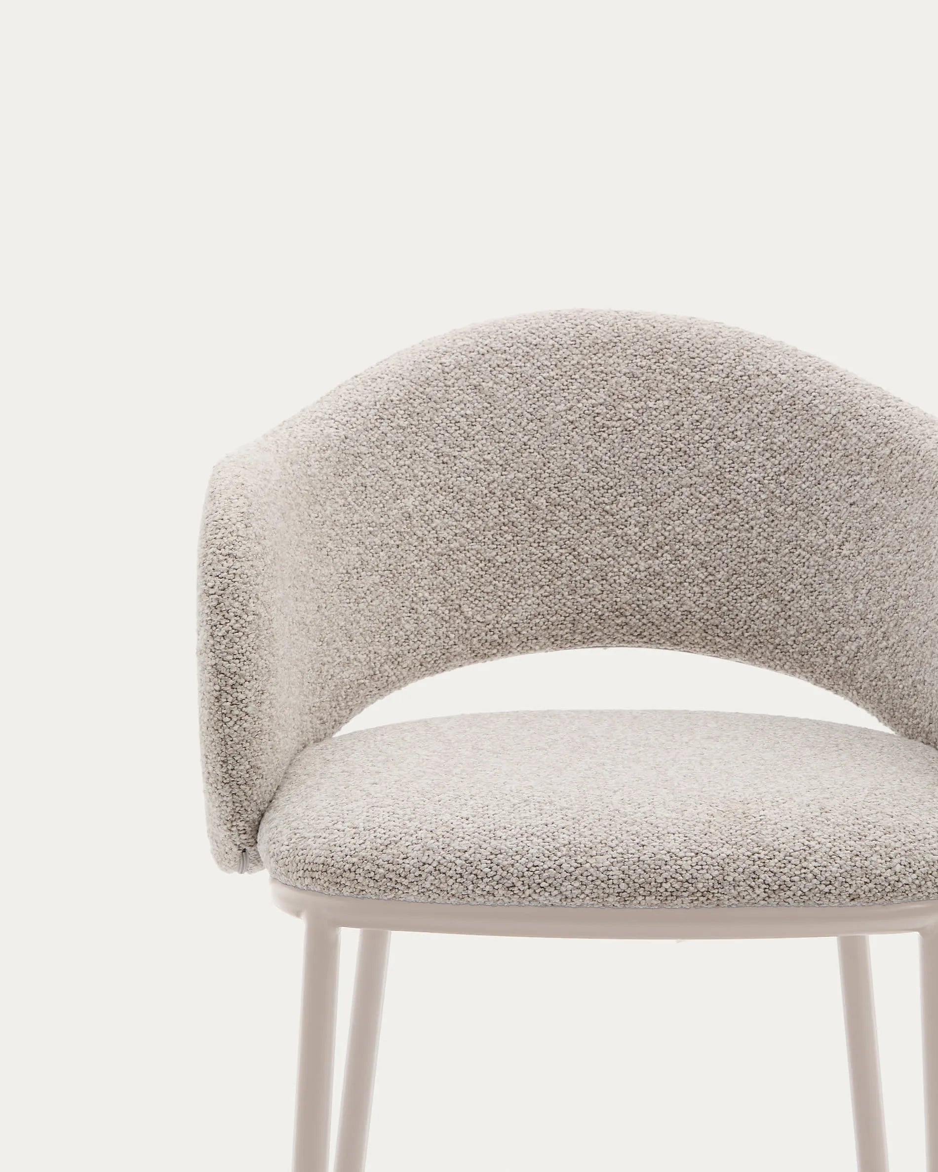 Eleganter Hocker Maina mit beigem Chenillebezug, robusten Stahlbeinen in beigem Finish, FSC-zertifiziert, Höhe 65 cm.
