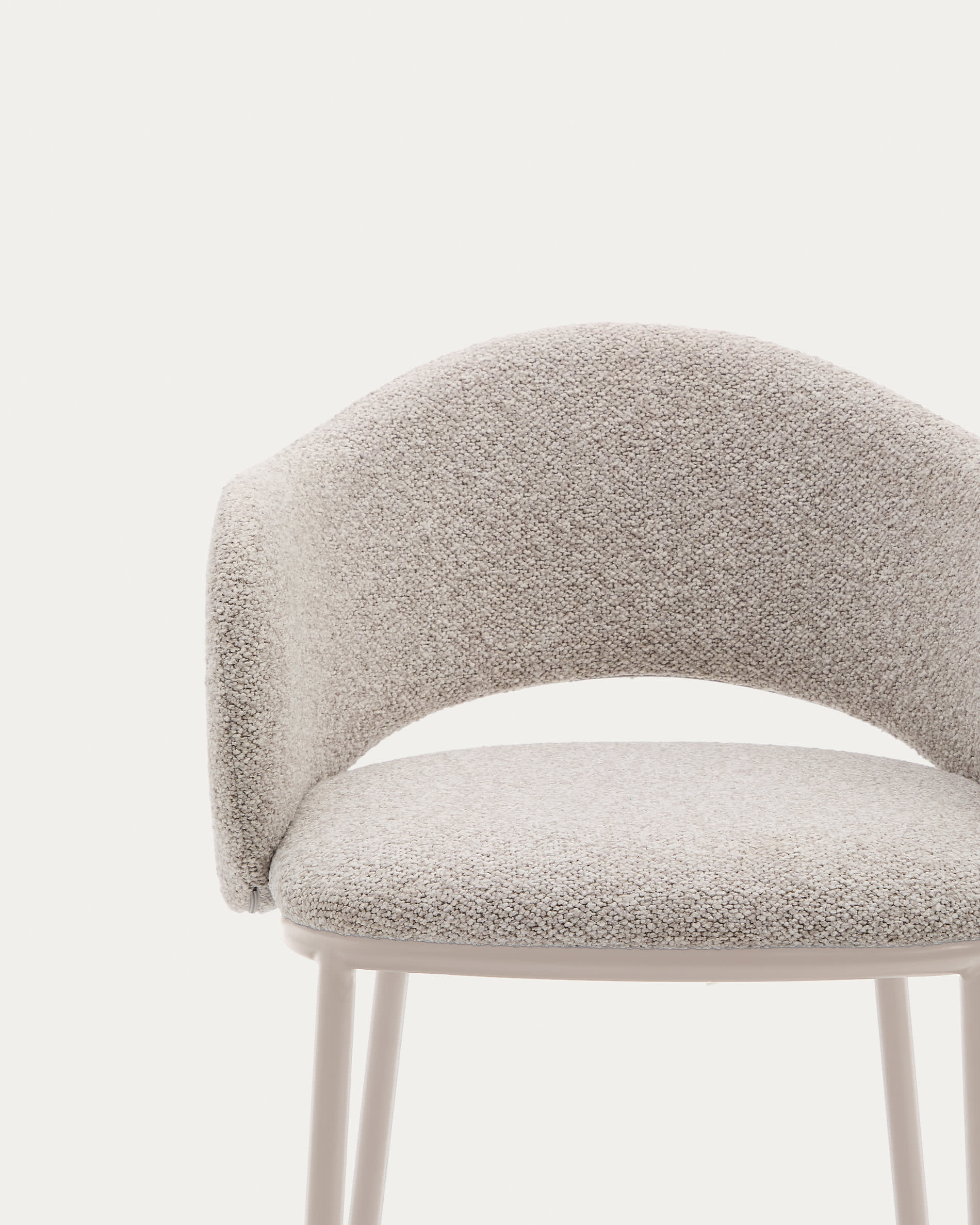 Eleganter Hocker Maina mit beiger Chenille-Polsterung, stabilen Stahlbeinen und FSC-zertifiziertem Material, 65 cm hoch.
