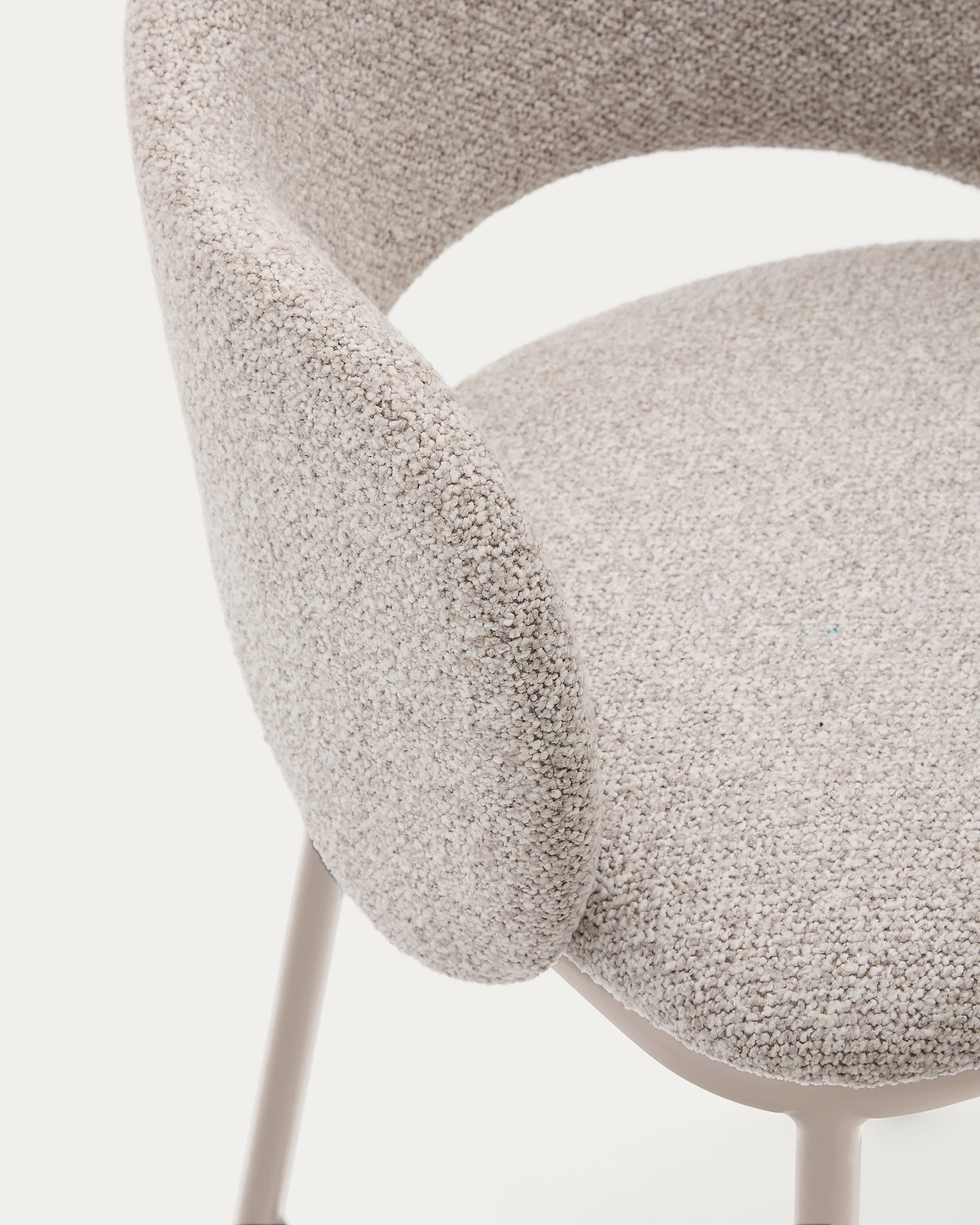 Moderner Hocker Maina mit grobem beigem Chenillebezug, stabilen Stahlbeinen in beigem Finish, FSC-zertifiziert, Höhe 65 cm.