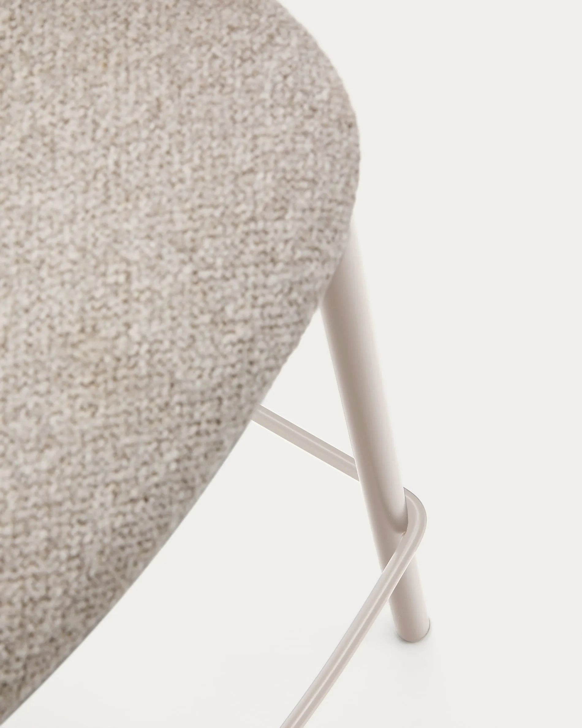 Eleganter Hocker Maina mit beigem Chenillebezug, robusten Stahlbeinen in beigem Finish, FSC-zertifiziert, Höhe 65 cm.