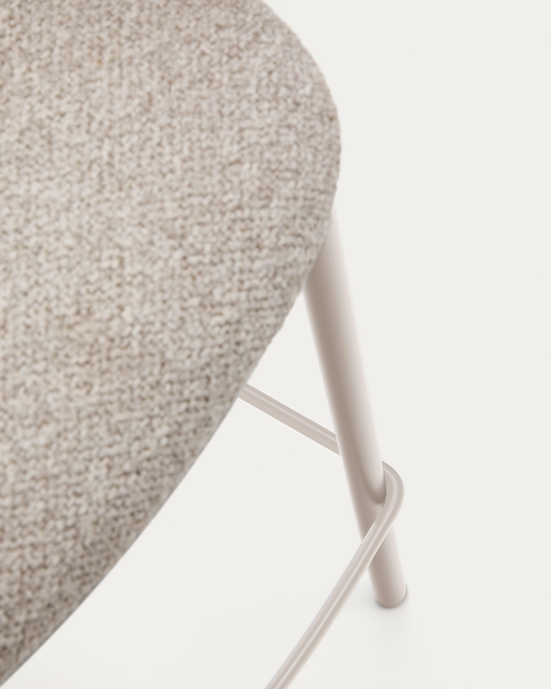 Moderner Hocker Maina mit grobem beigem Chenillebezug, stabilen Stahlbeinen in beigem Finish, FSC-zertifiziert, Höhe 65 cm.