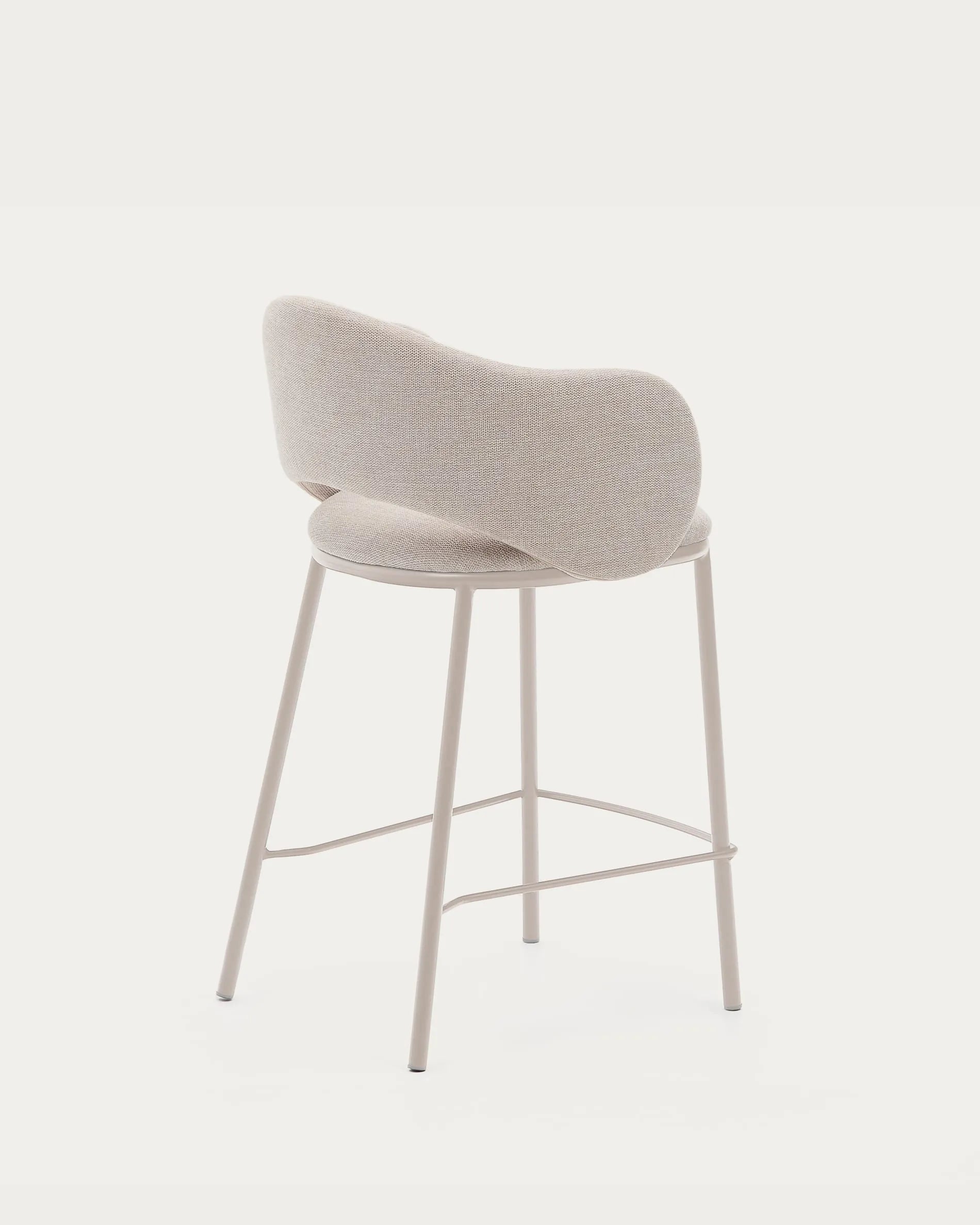 Moderner Hocker Maina, 65 cm hoch, mit beiger Chenille-Polsterung, stabilen Stahlbeinen und FSC-zertifiziertem Material.