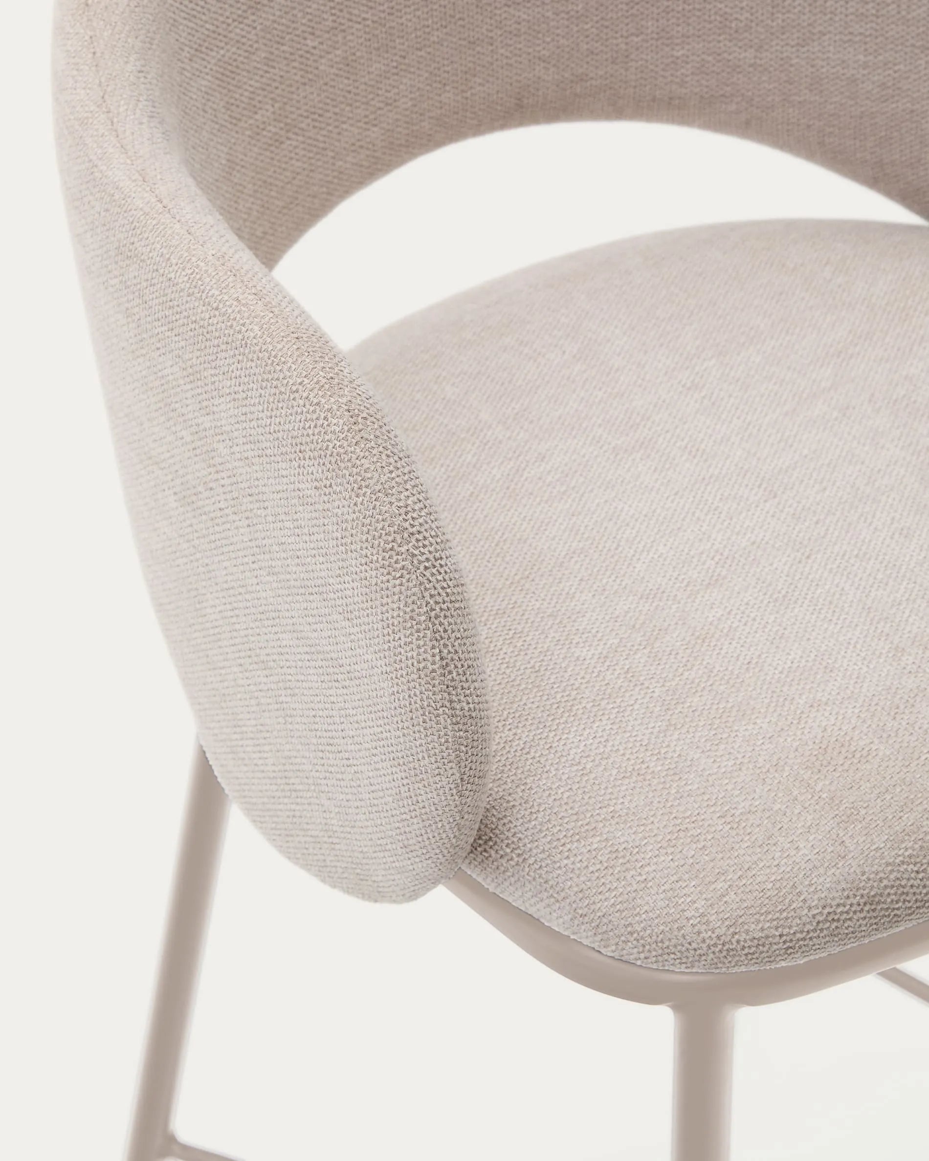 Hocker Maina, 65 cm, mit beiger Chenille-Polsterung und robusten Stahlbeinen, FSC-zertifiziert, ideal für stilvolles Wohnen.