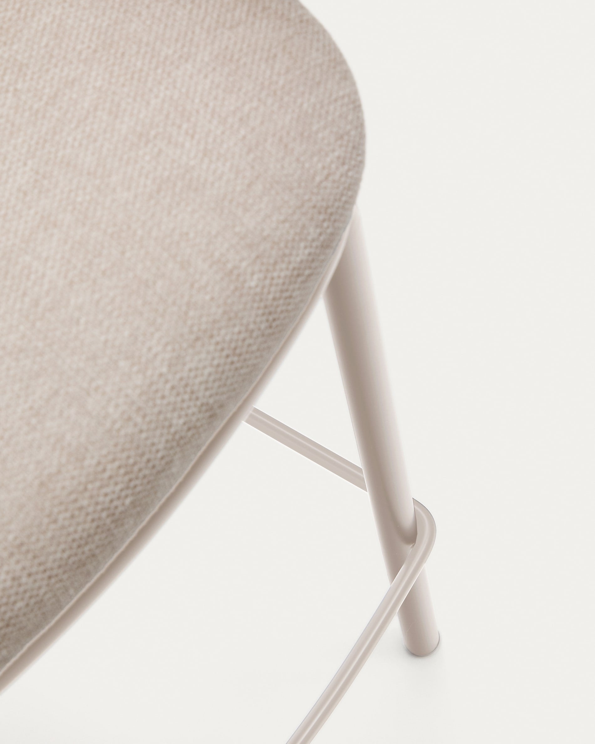 Moderner Hocker Maina, 65 cm, mit beiger Chenille-Polsterung und Stahlbeinen, FSC-zertifiziert, ideal für stilvolle Räume.