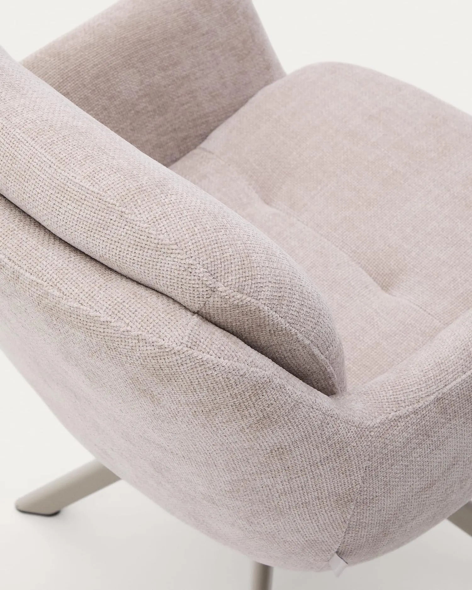 Eleganter Drehstuhl Lexa: Beigefarbene Chenille, Stahlbeine, flexibler Drehmechanismus, ideal für stilvolle Räume.
