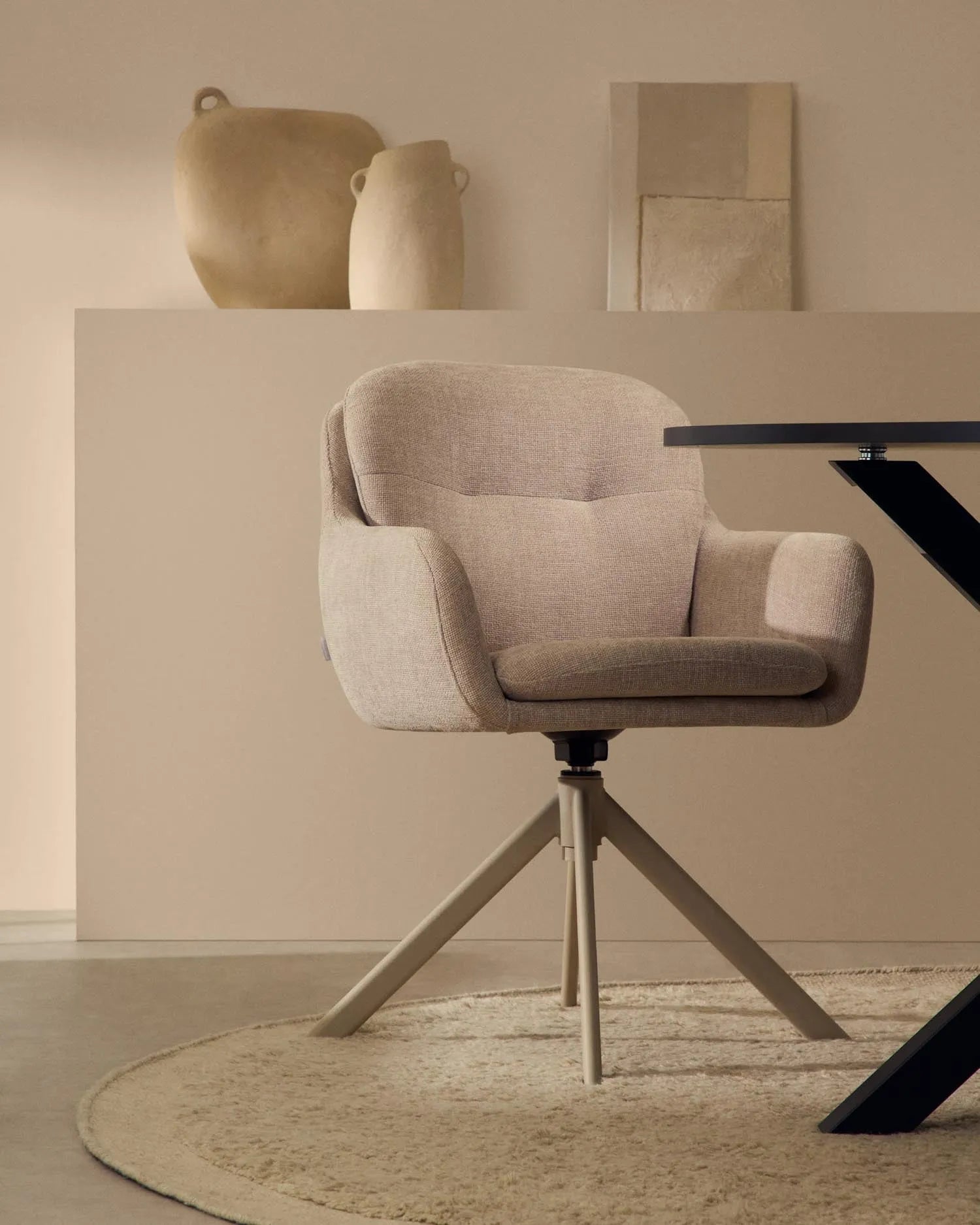 Eleganter Drehstuhl Lexa: Beigefarbene Chenille, Stahlbeine, flexibler Drehmechanismus, ideal für stilvolle Räume.