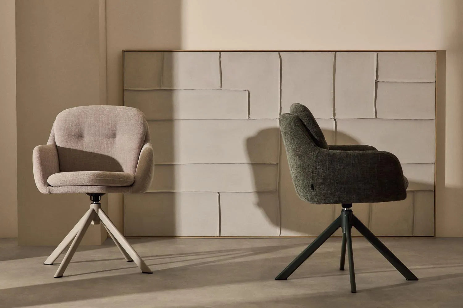 Eleganter Drehstuhl Lexa: Beigefarbene Chenille, Stahlbeine, flexibler Drehmechanismus, ideal für stilvolle Räume.